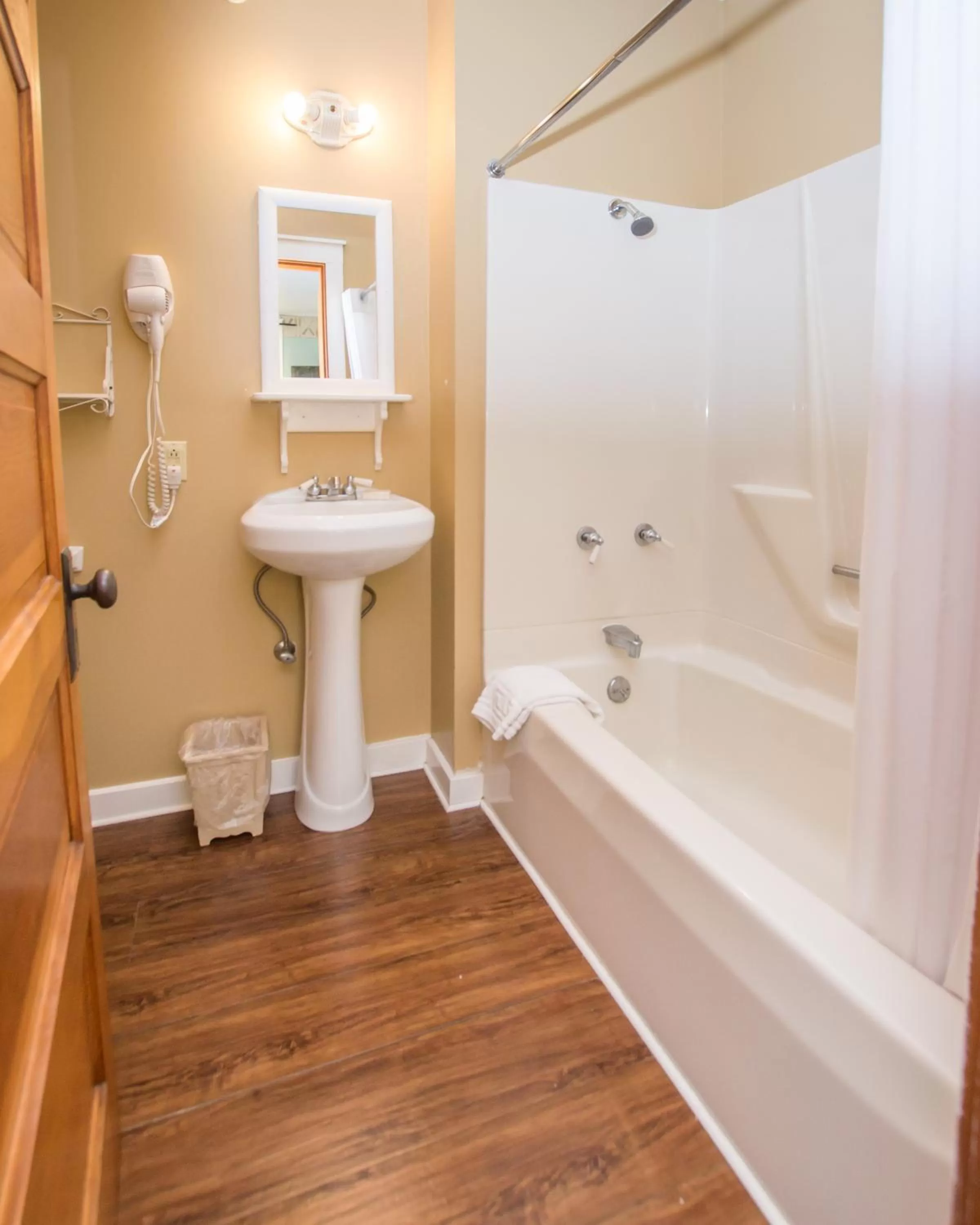 Shower in Terrace Inn and 1911 Restaurant