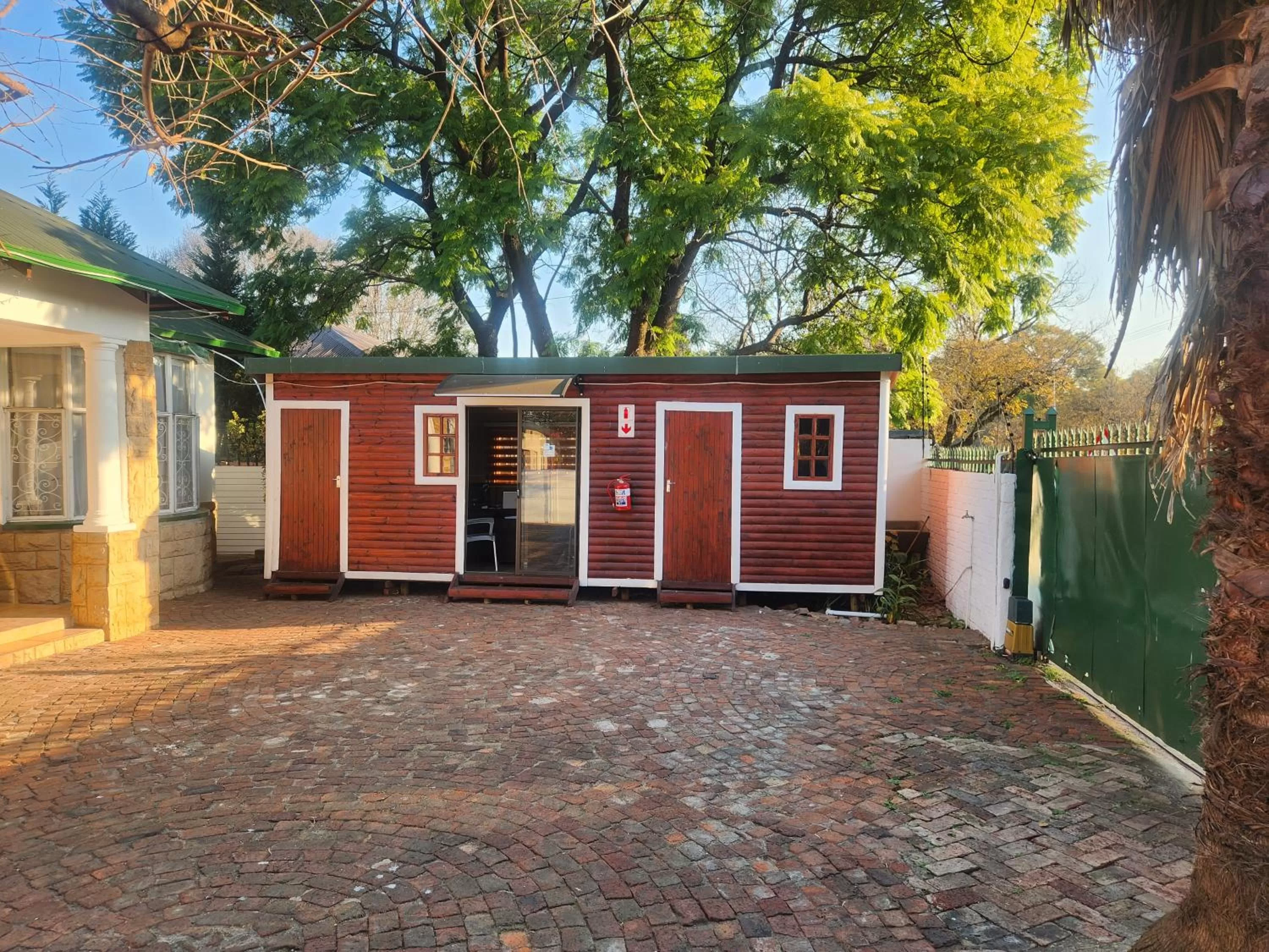 Property building in 54 Brecher