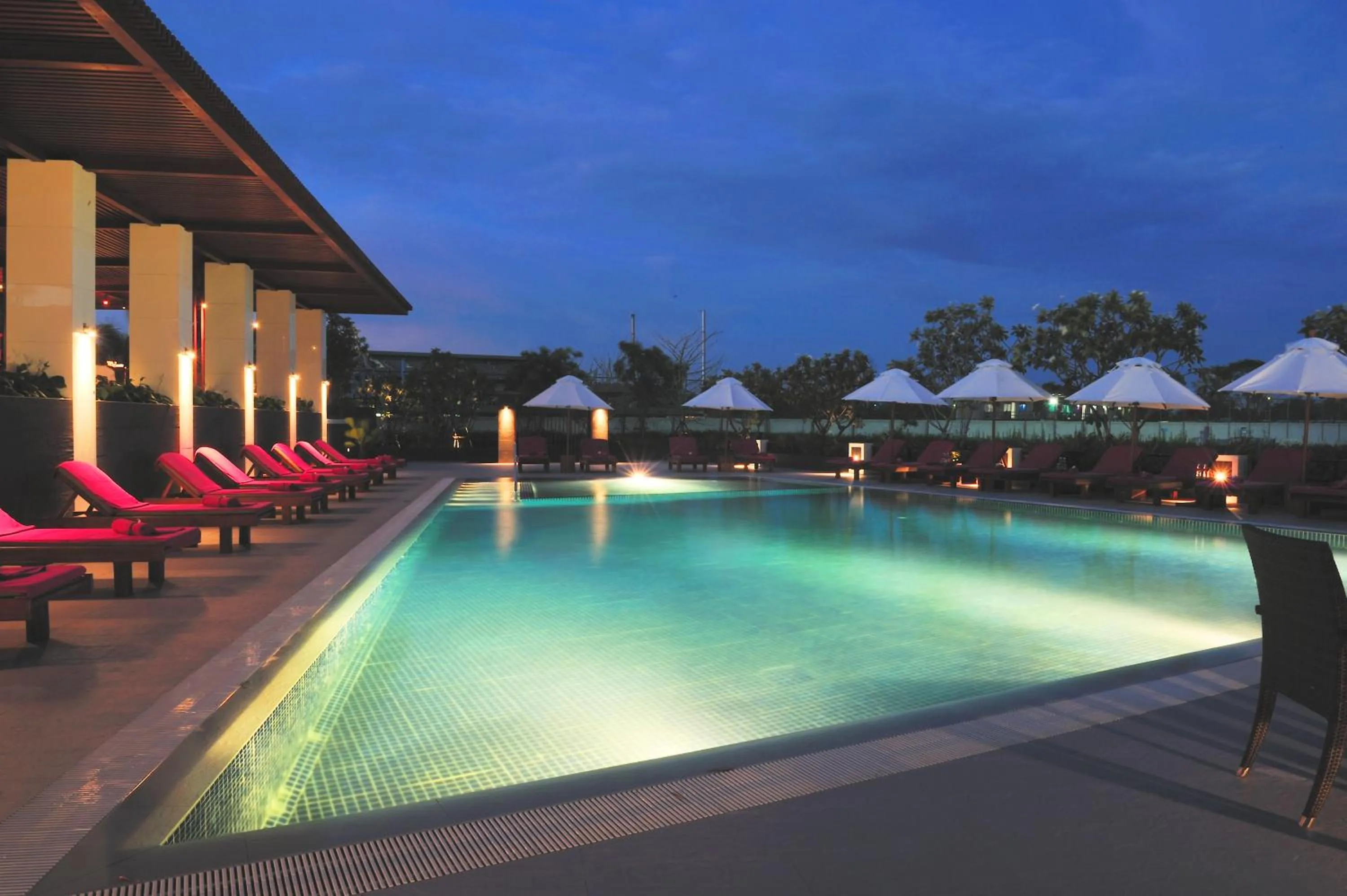 Swimming pool in Amaranth Suvarnabhumi Hotel - Free Suvarnabhumi Airport Shuttle