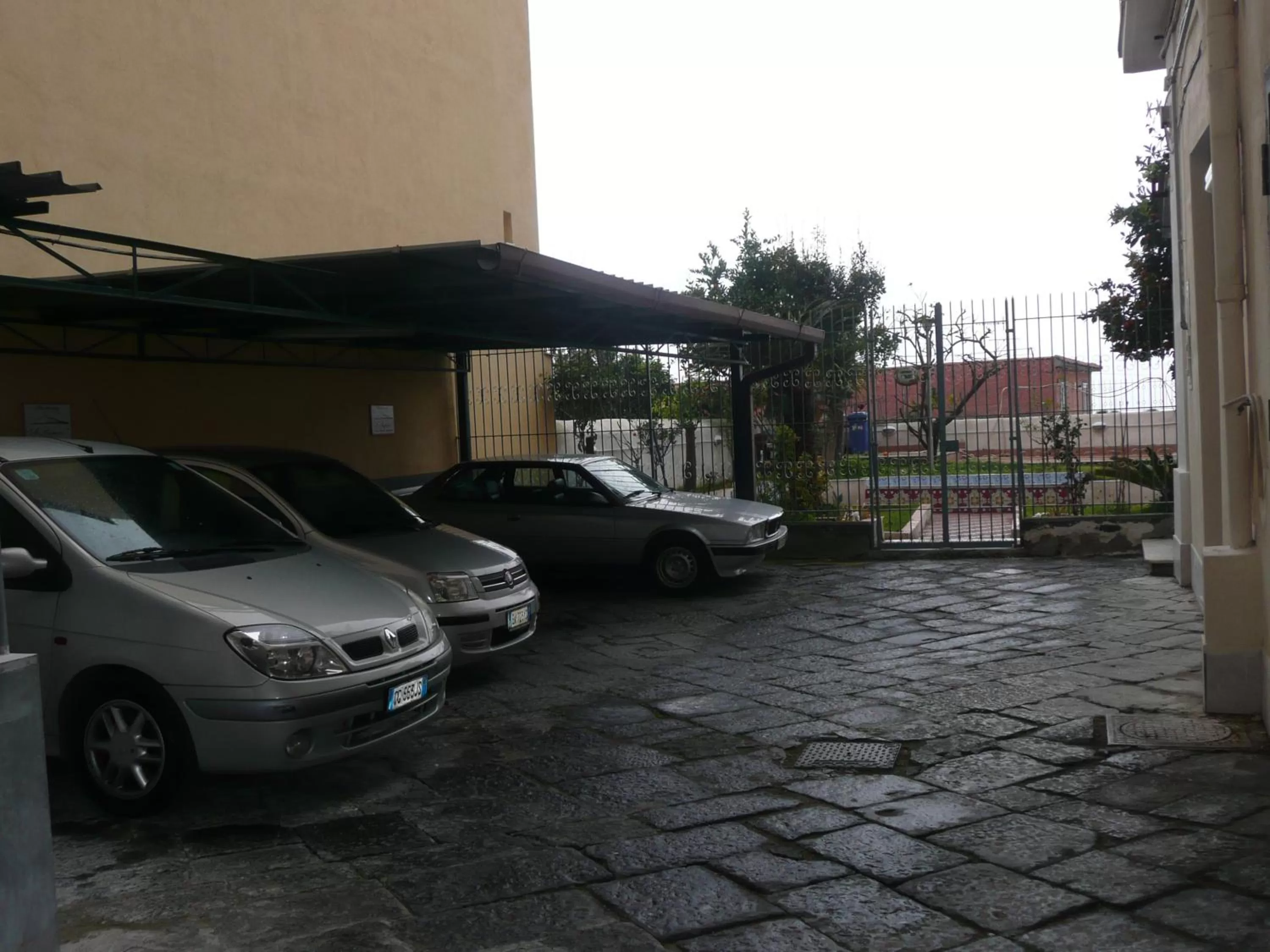 Facade/entrance, Property Building in Garden House
