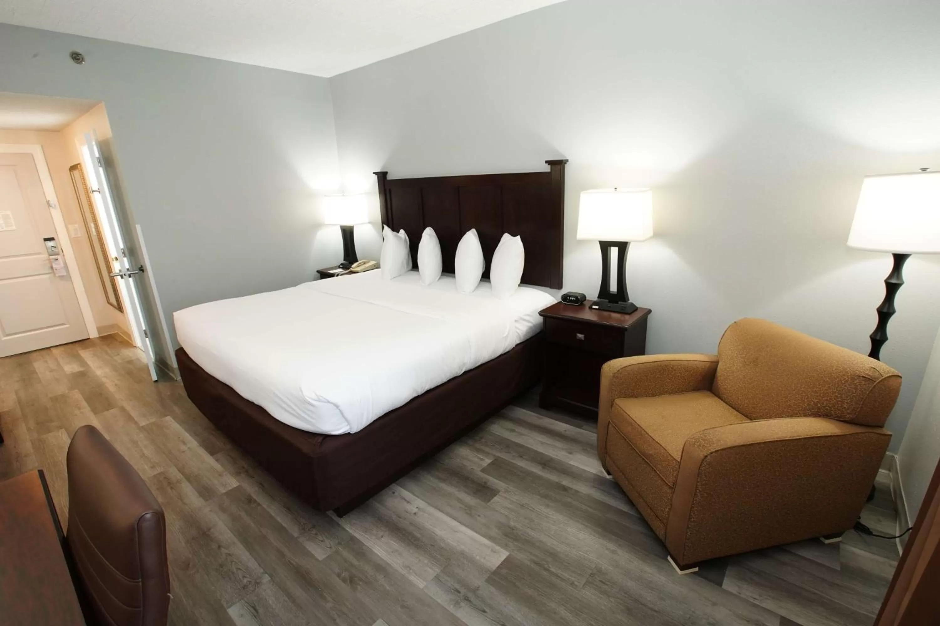 Photo of the whole room, Bed in Best Western Paramus Hotel & Suites