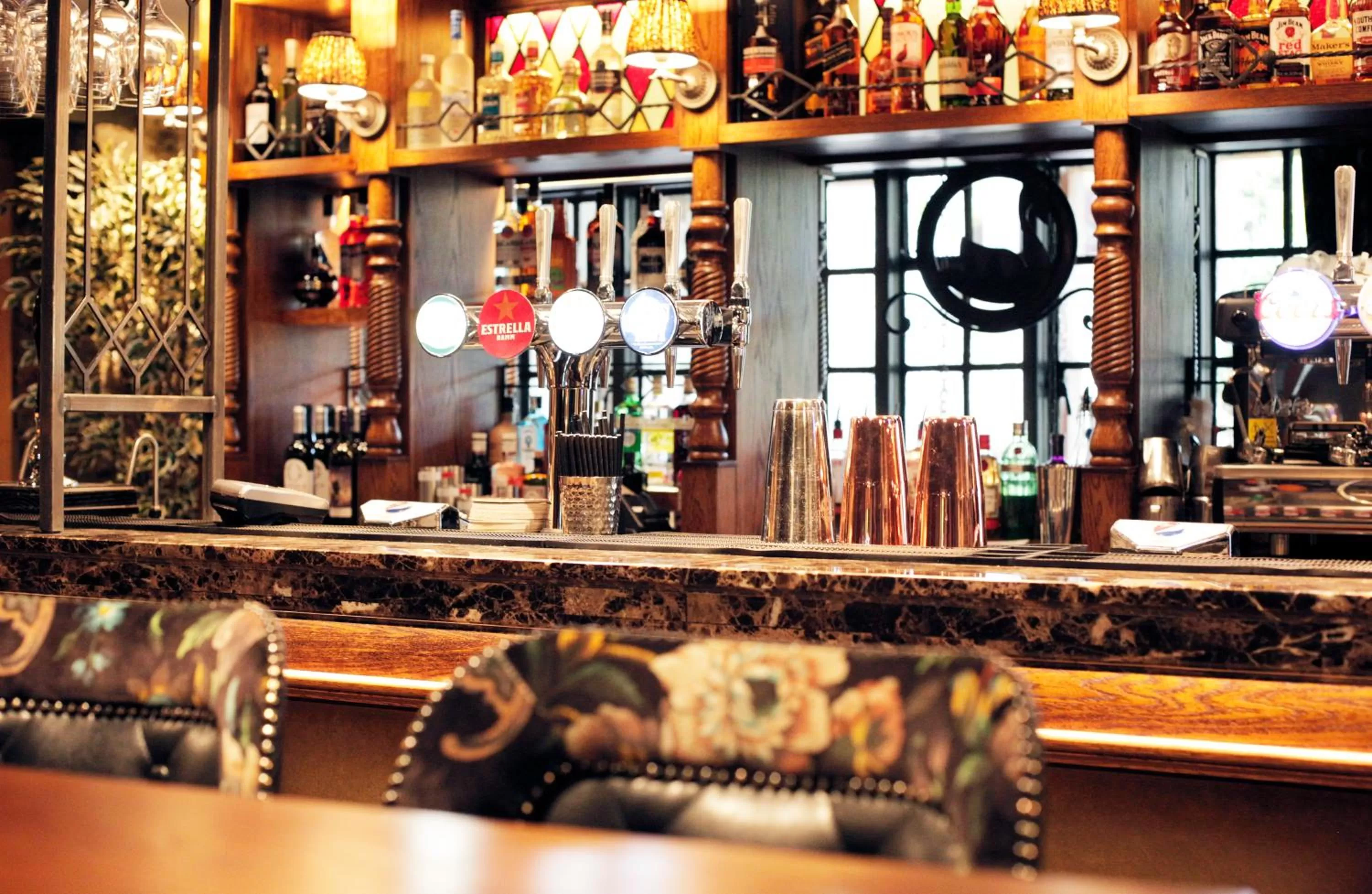 Lounge or bar in The Black Swan - The Inn Collection Group