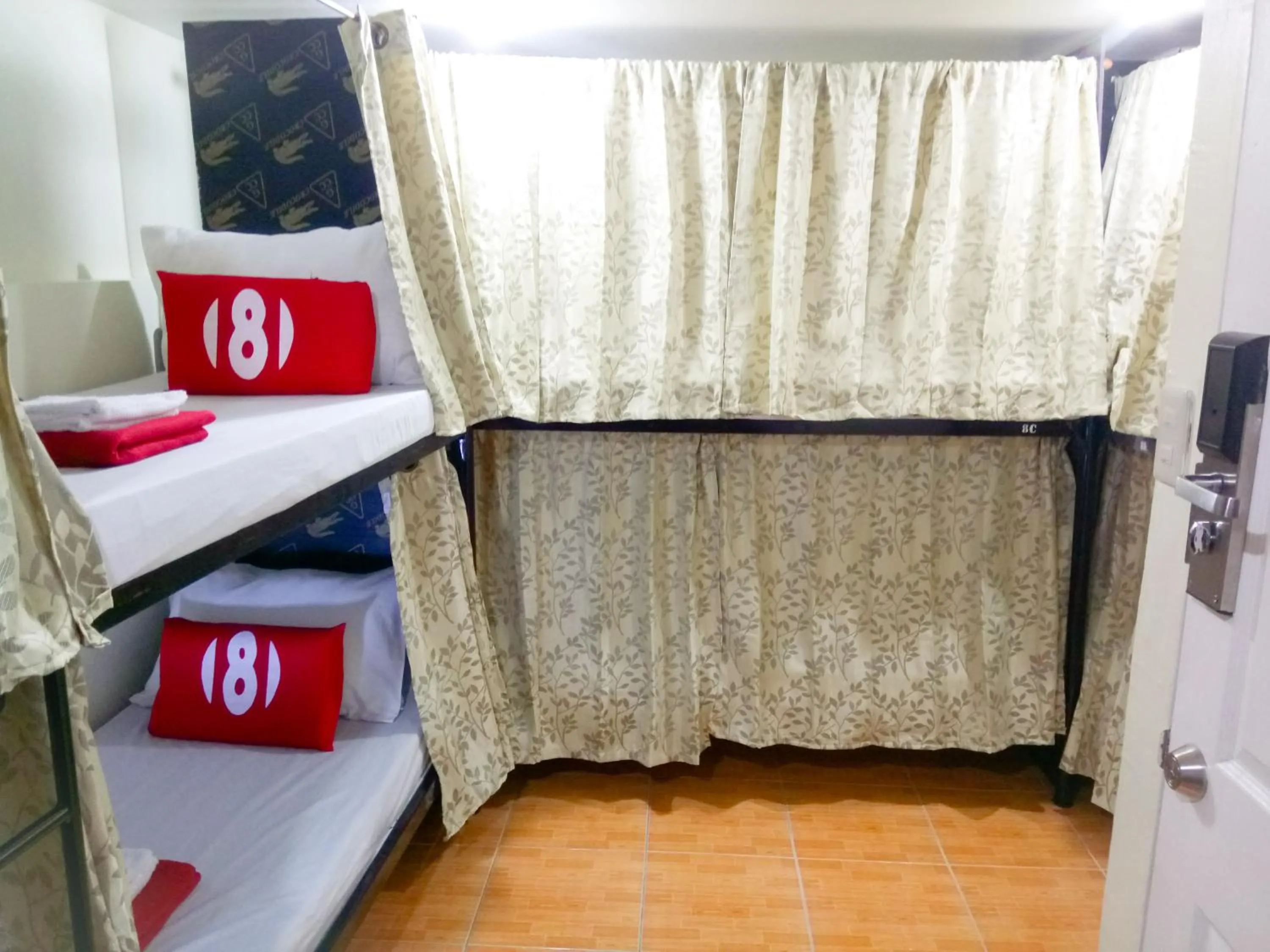 bunk bed, Bed in 8Hostel