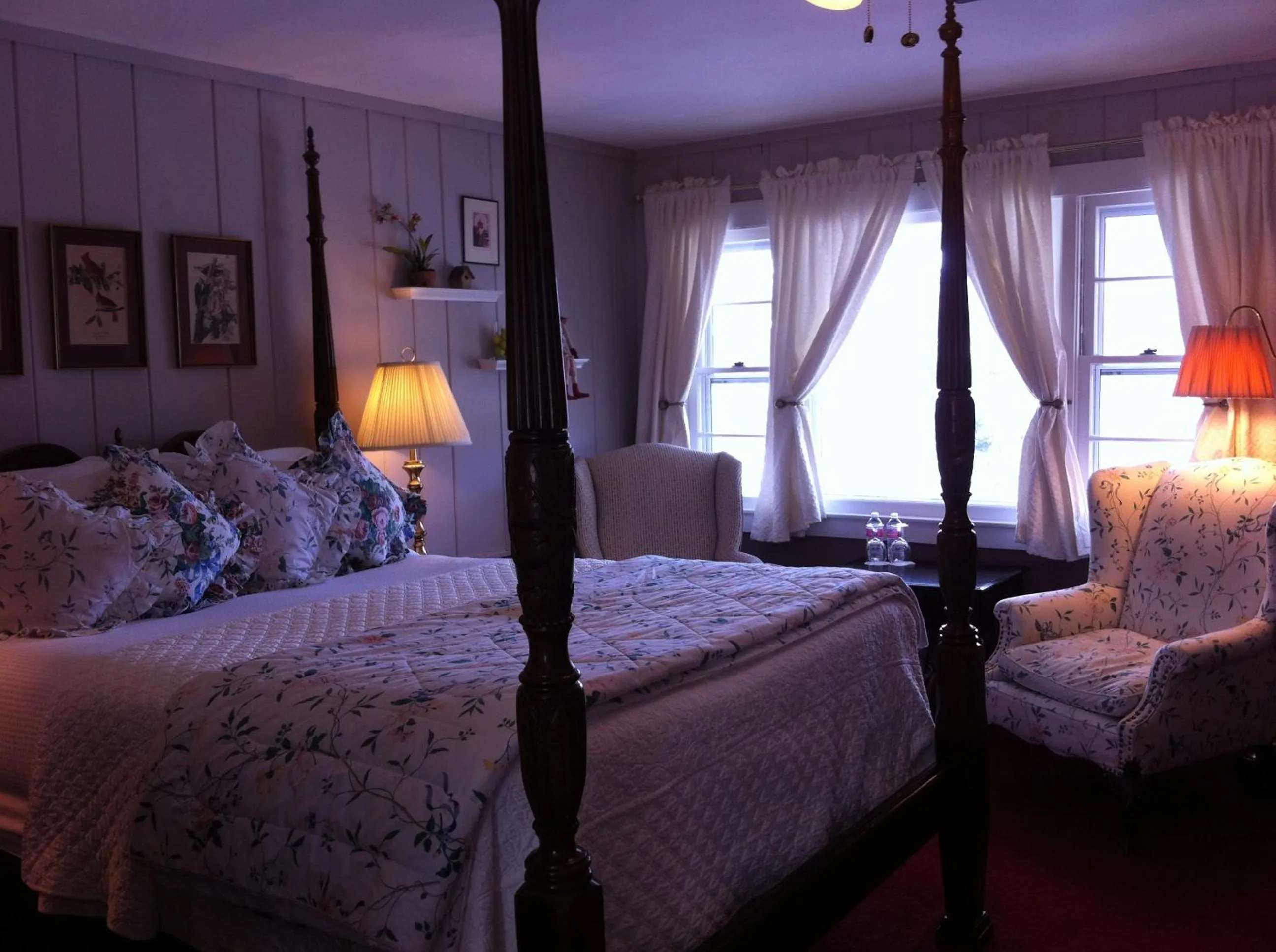 Queen Room with Balcony in Deerhill Inn