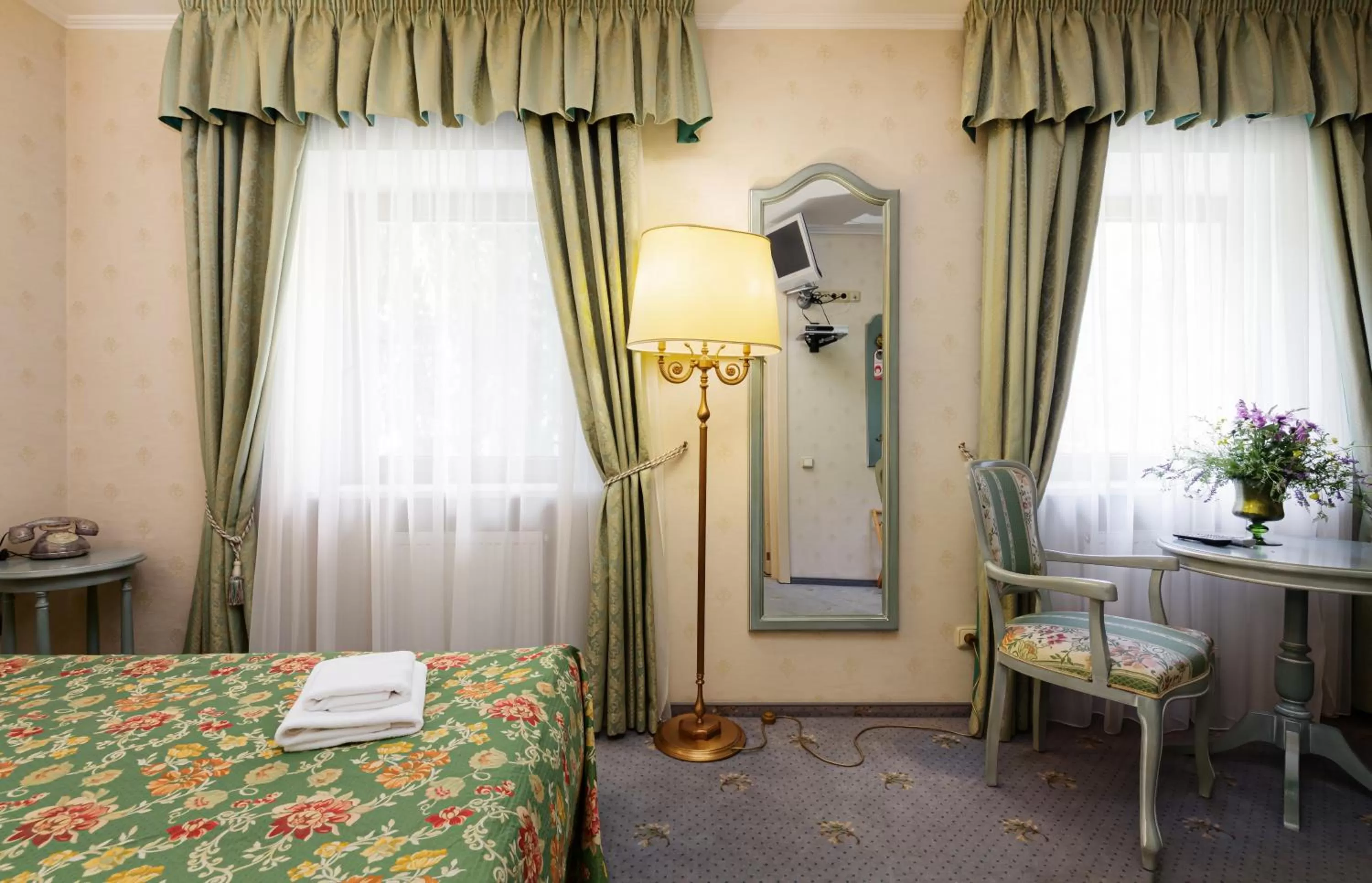 Photo of the whole room, Bed in Edelweiss