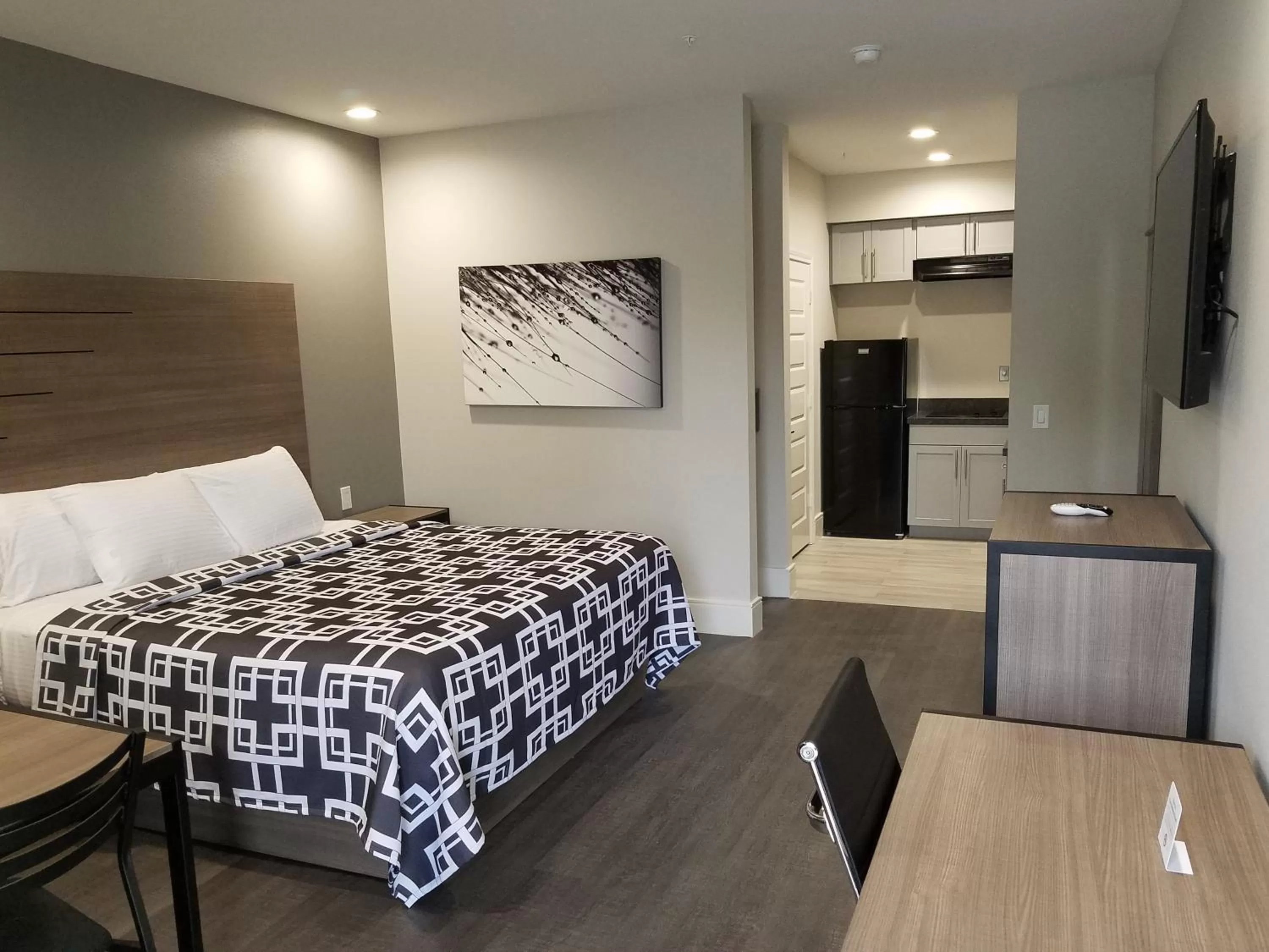 Photo of the whole room, Bed in Palace Inn Blue Tomball Parkway