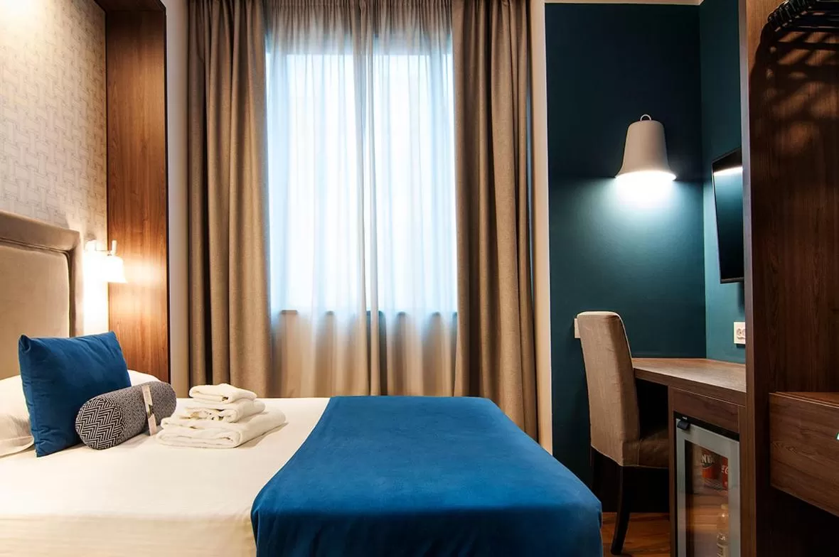 Bed in Fly Decó Hotel