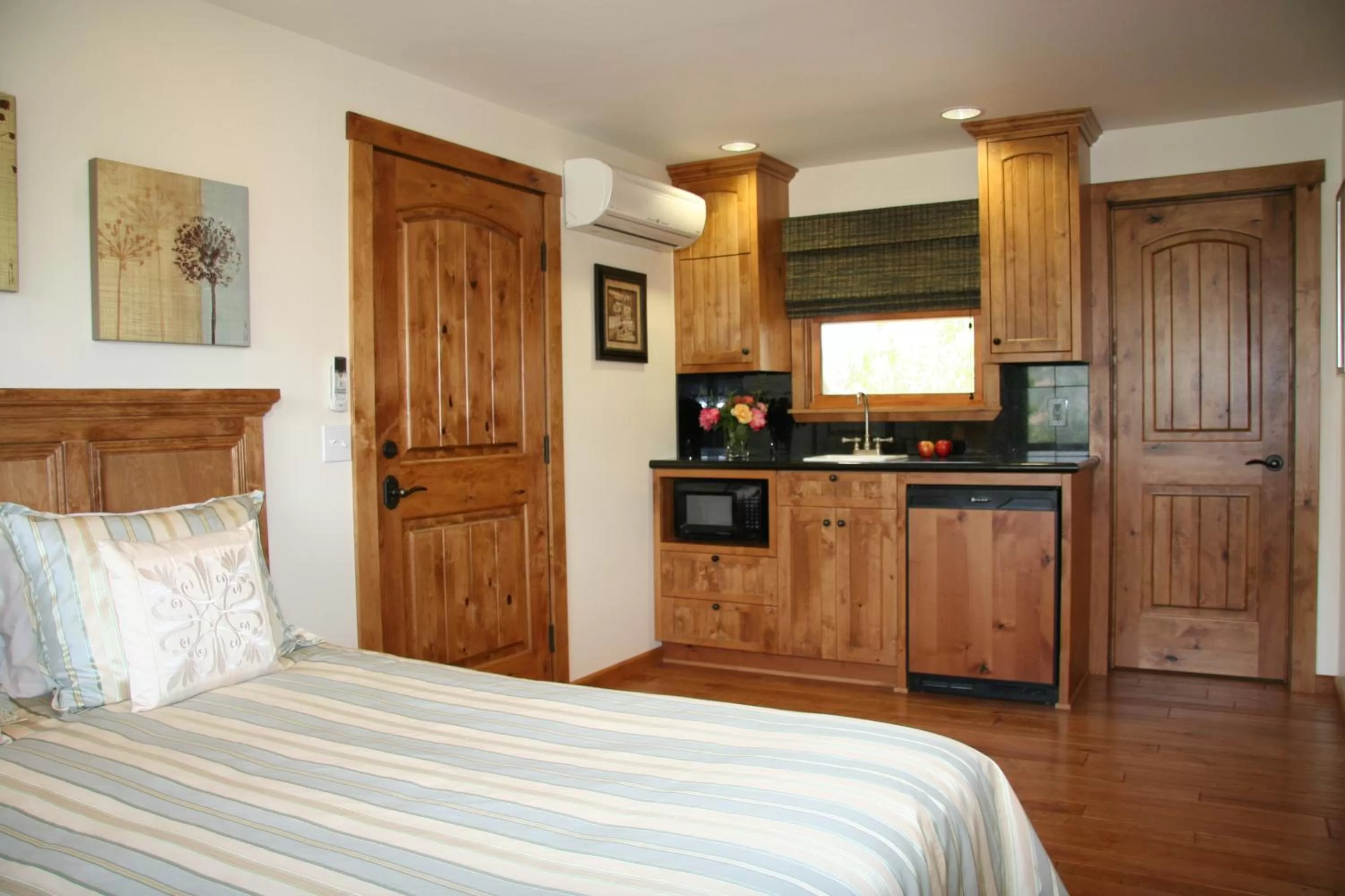 Bedroom, Kitchen/Kitchenette in Ojai Retreat & Inn