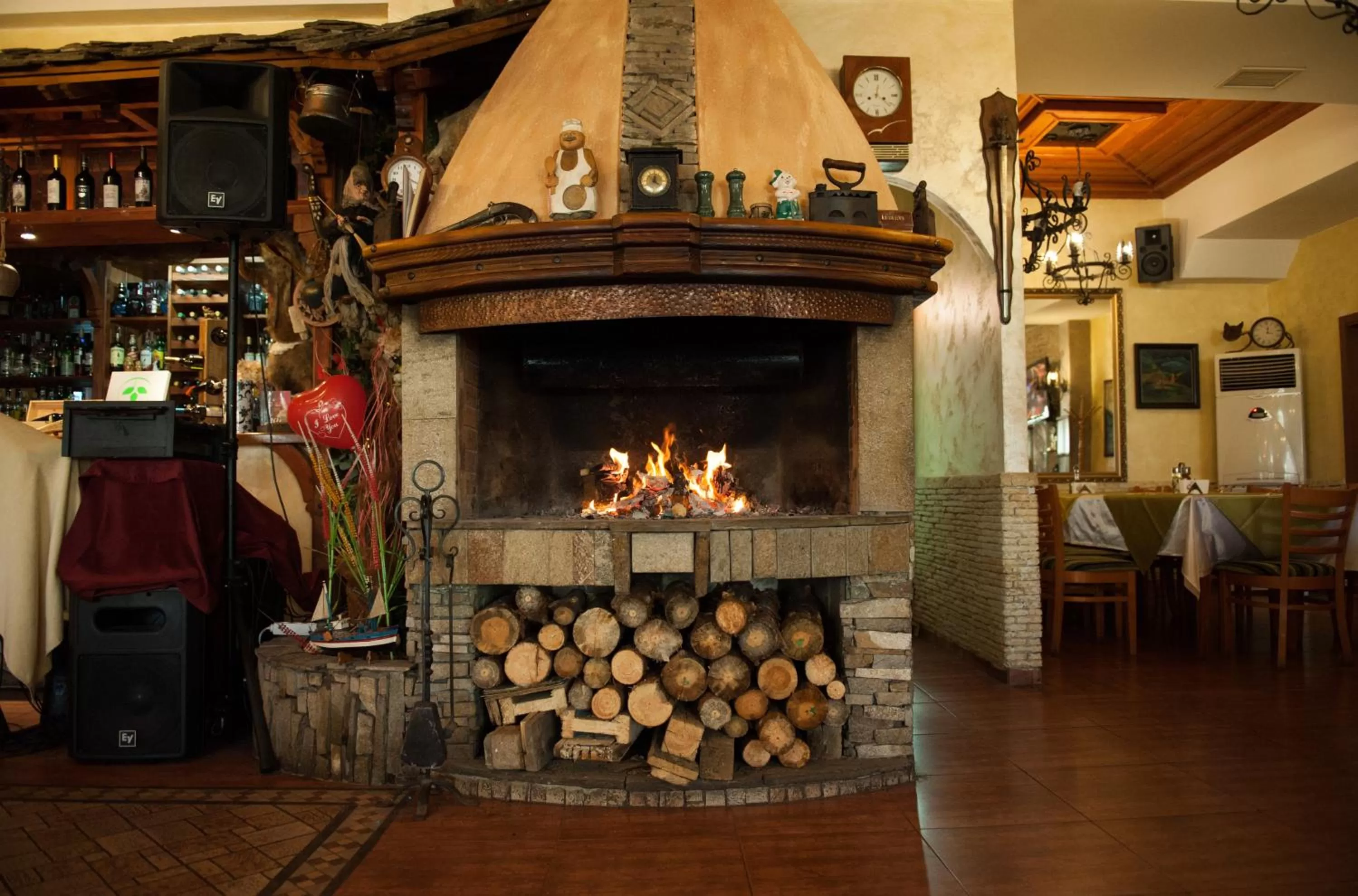 Restaurant/places to eat in Globus Hotel