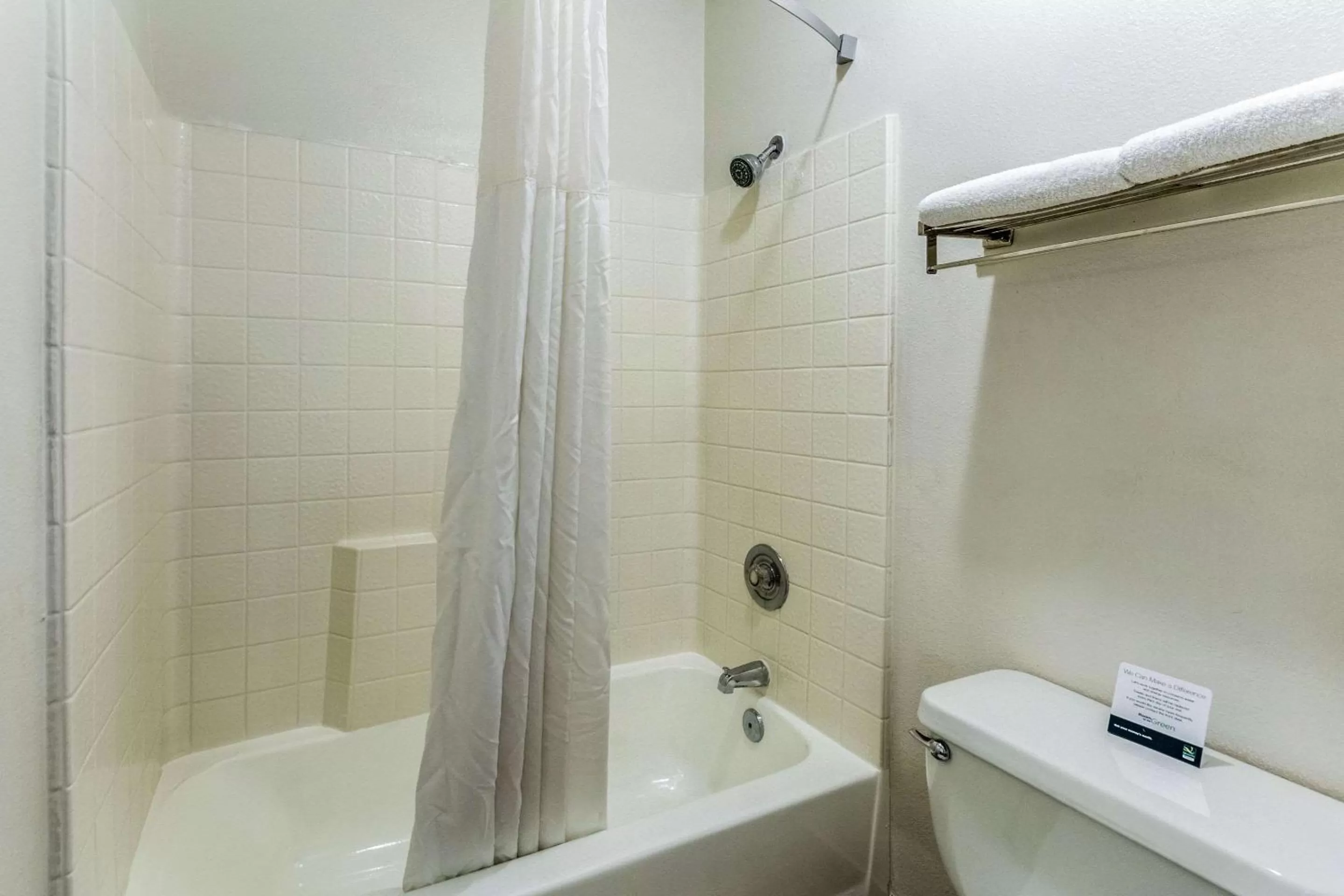 Bathroom in Quality Inn Fresno Near University