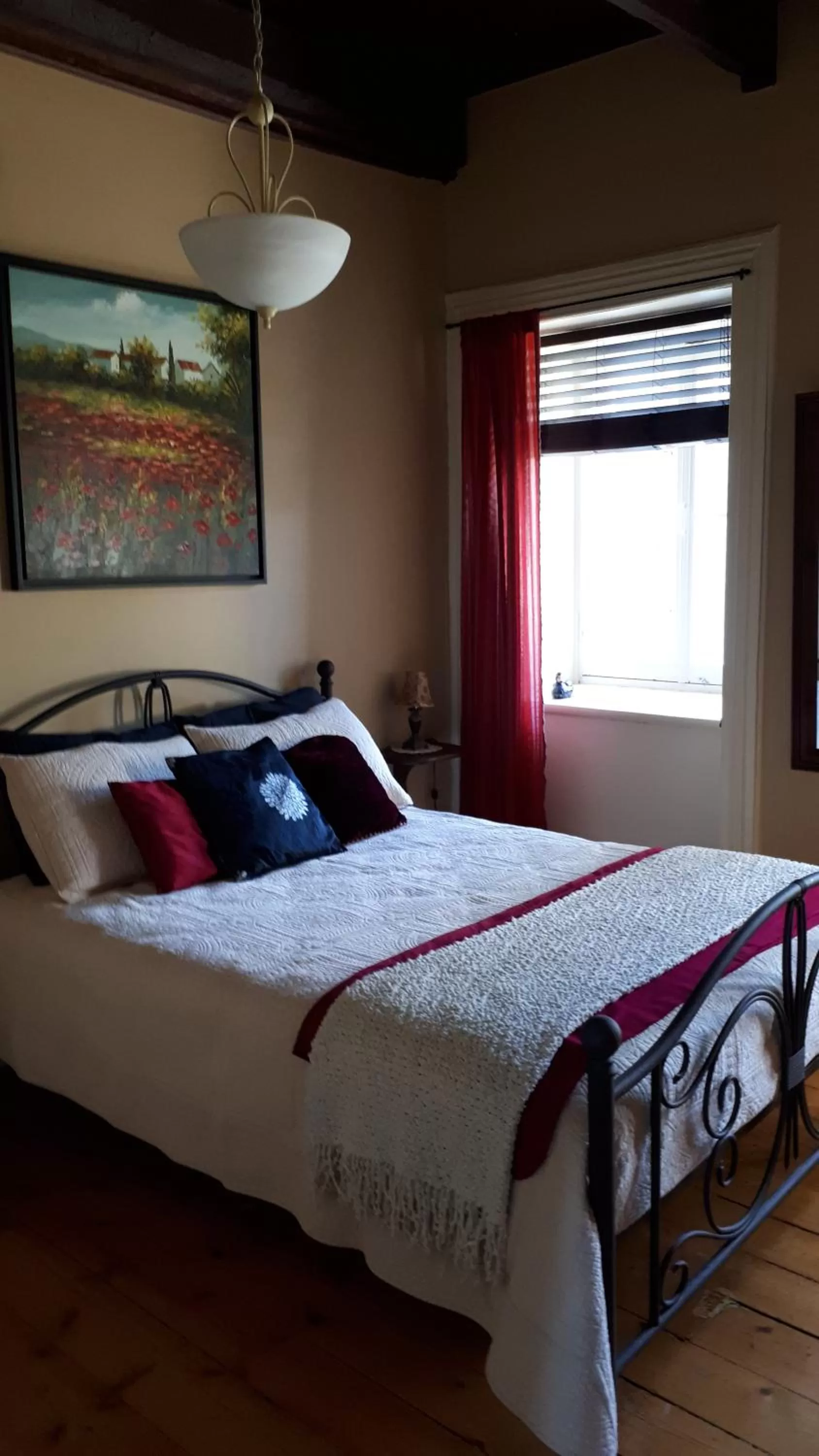 Photo of the whole room, Bed in Auberge le Petit Séjour