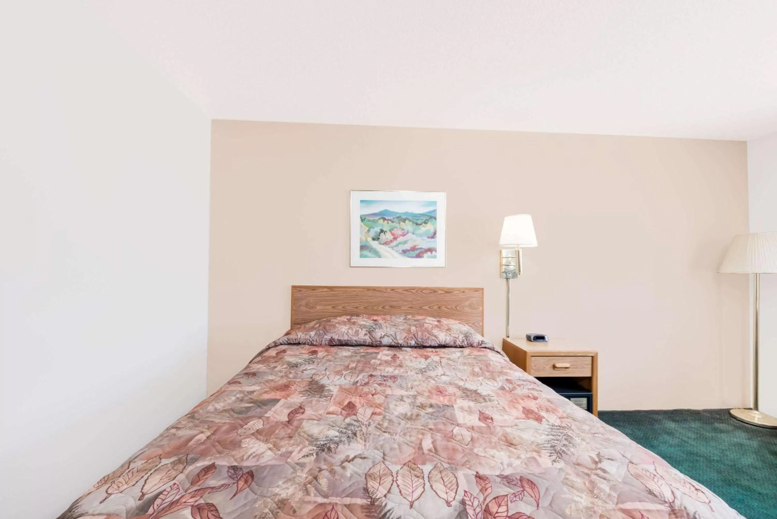 Photo of the whole room, Bed in Super 8 by Wyndham Belle Fourche SD