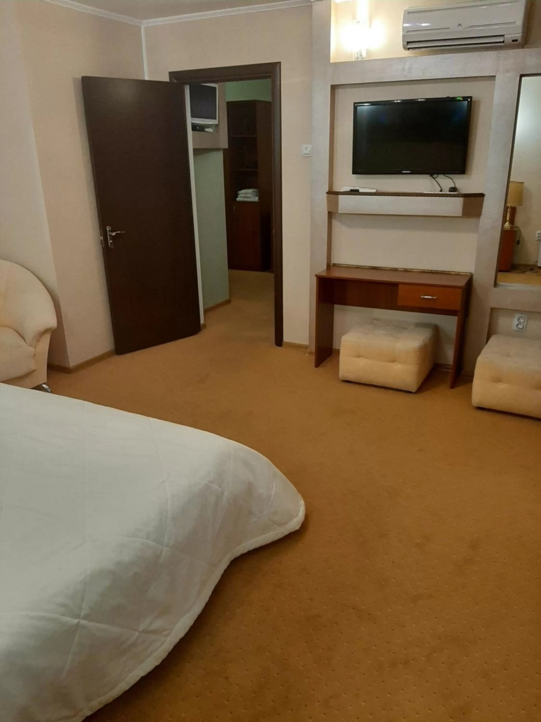 TV and multimedia, Bed in Stara Vezha Hotel