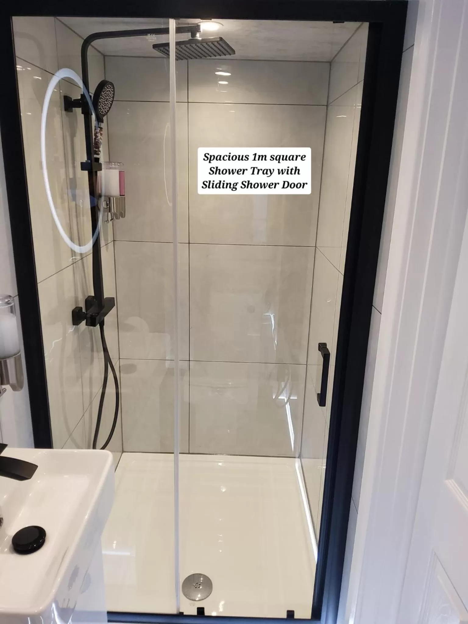 Shower, Bathroom in Double Bedroom w Ensuite Bathroom Near Grand Union Canal for Family and Friends