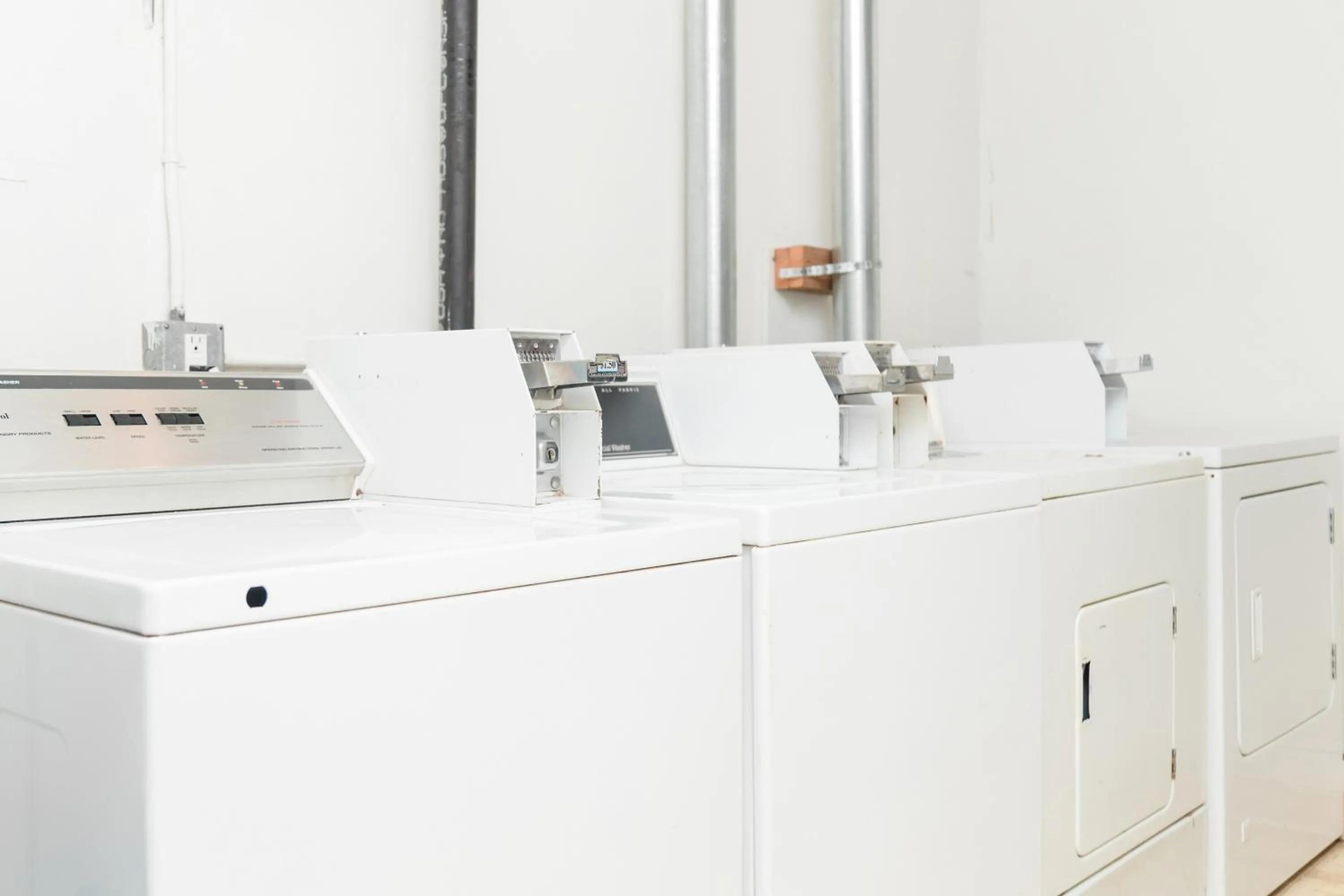 washing machine, Bathroom in ITH Surf City Hostel Hermosa Beach