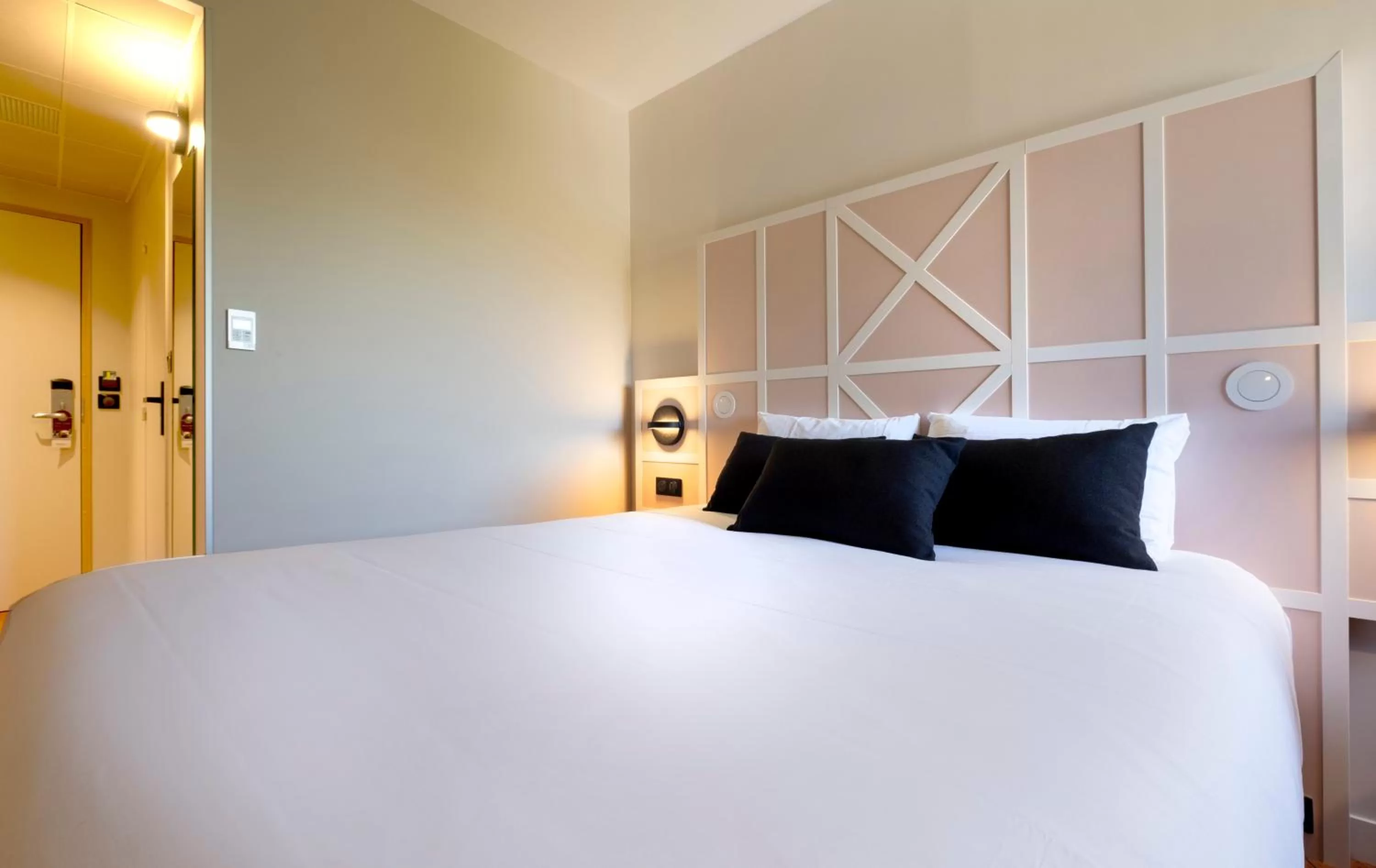 Bed in Mercure Rouen Centre Champ de Mars