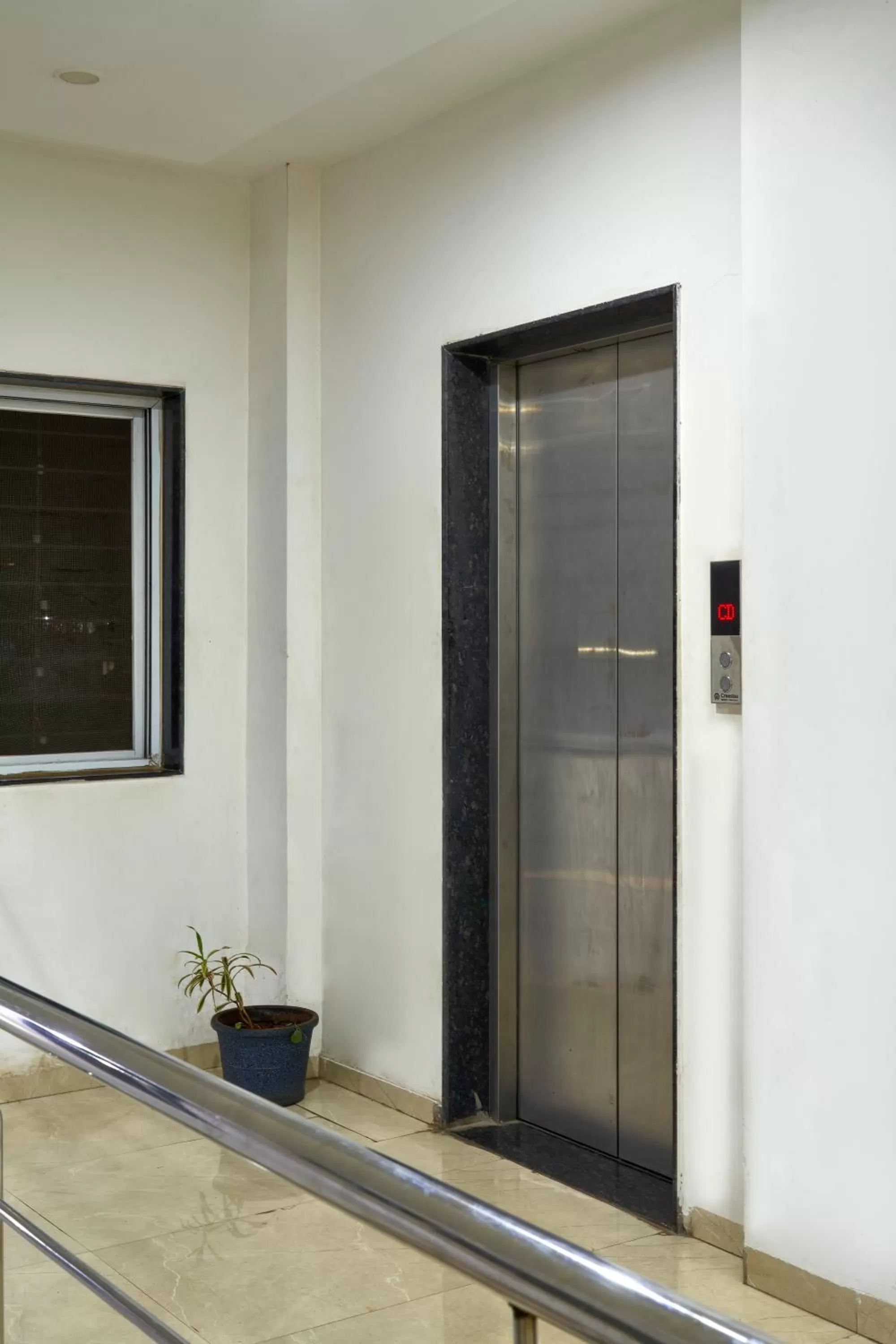 elevator, TV/Entertainment Center in Hotel Fortune Inn