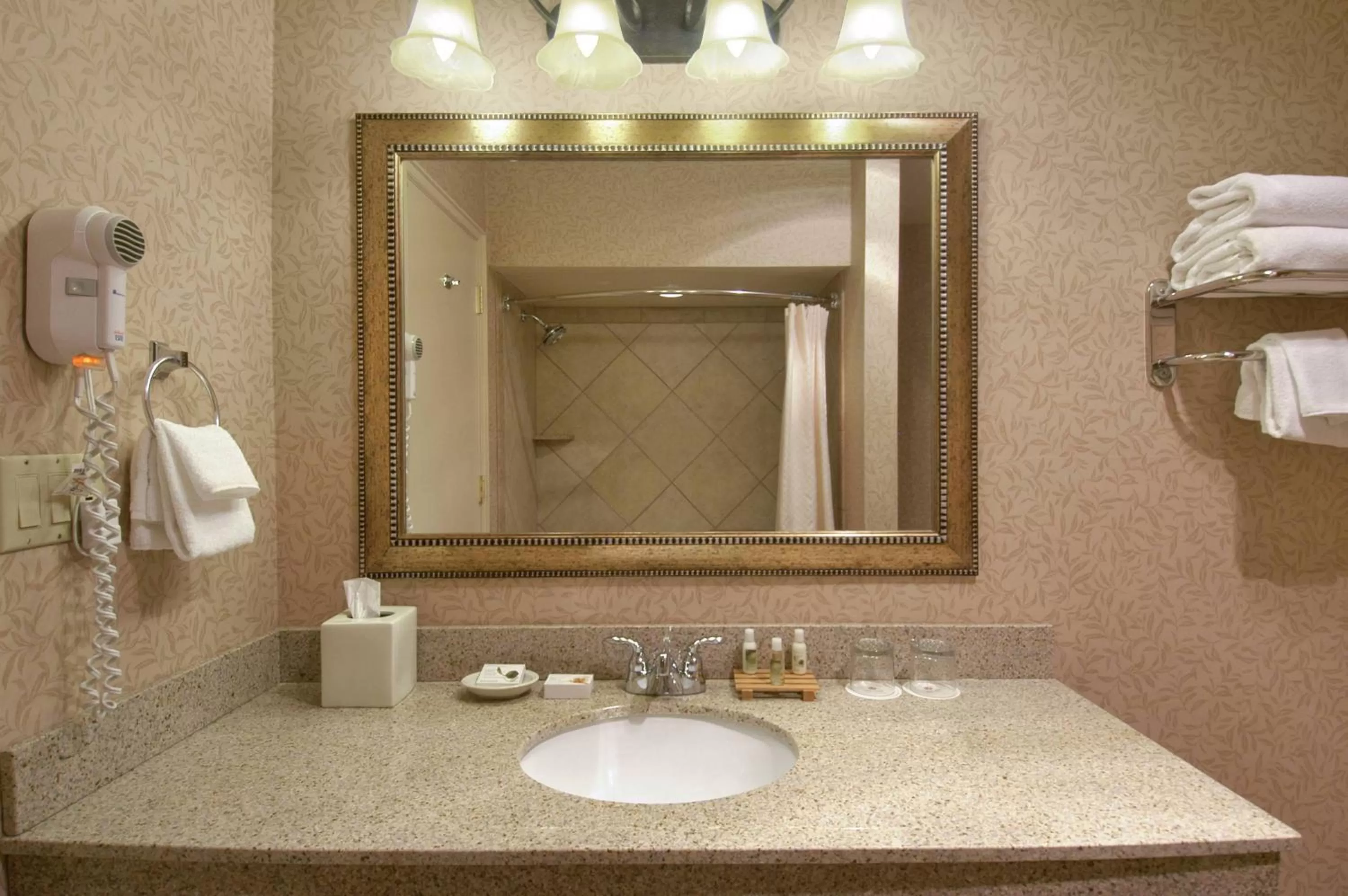 Bathroom in Red Lion Hotel Coos Bay