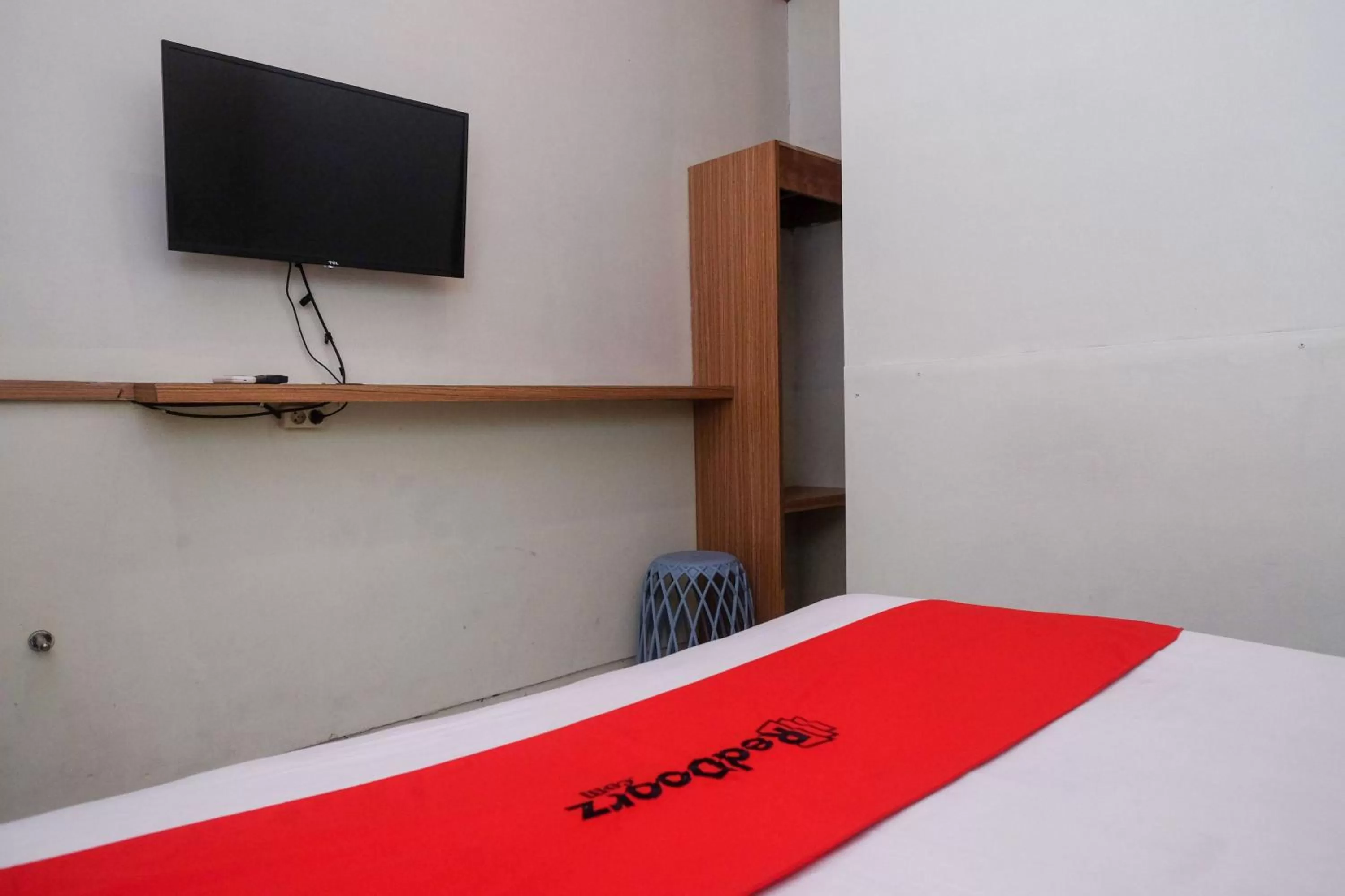 Bedroom, Bed in RedDoorz near Lotte Mart Maguwoharjo Yogyakarta