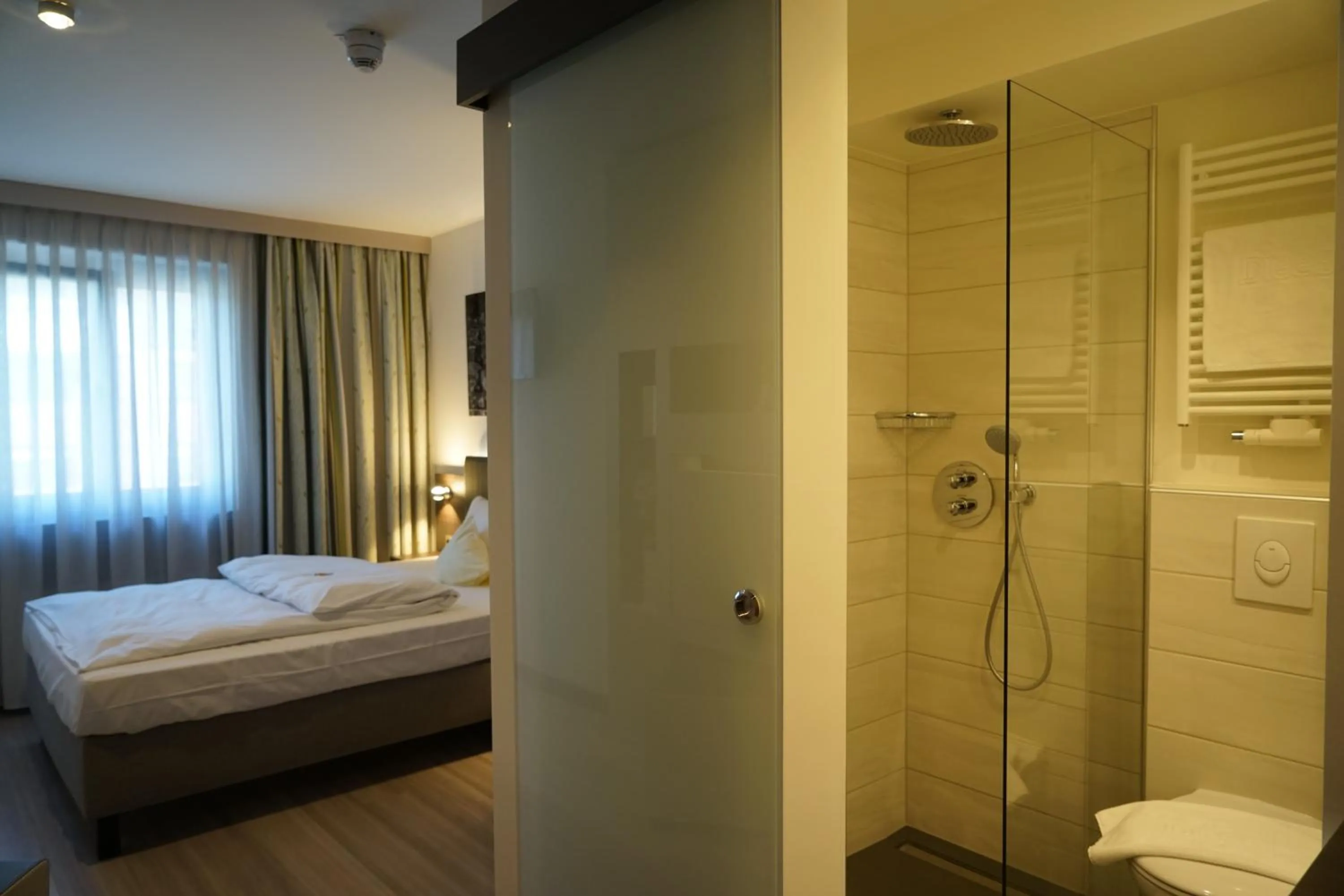 Photo of the whole room, Bed in Ringhotel Drees