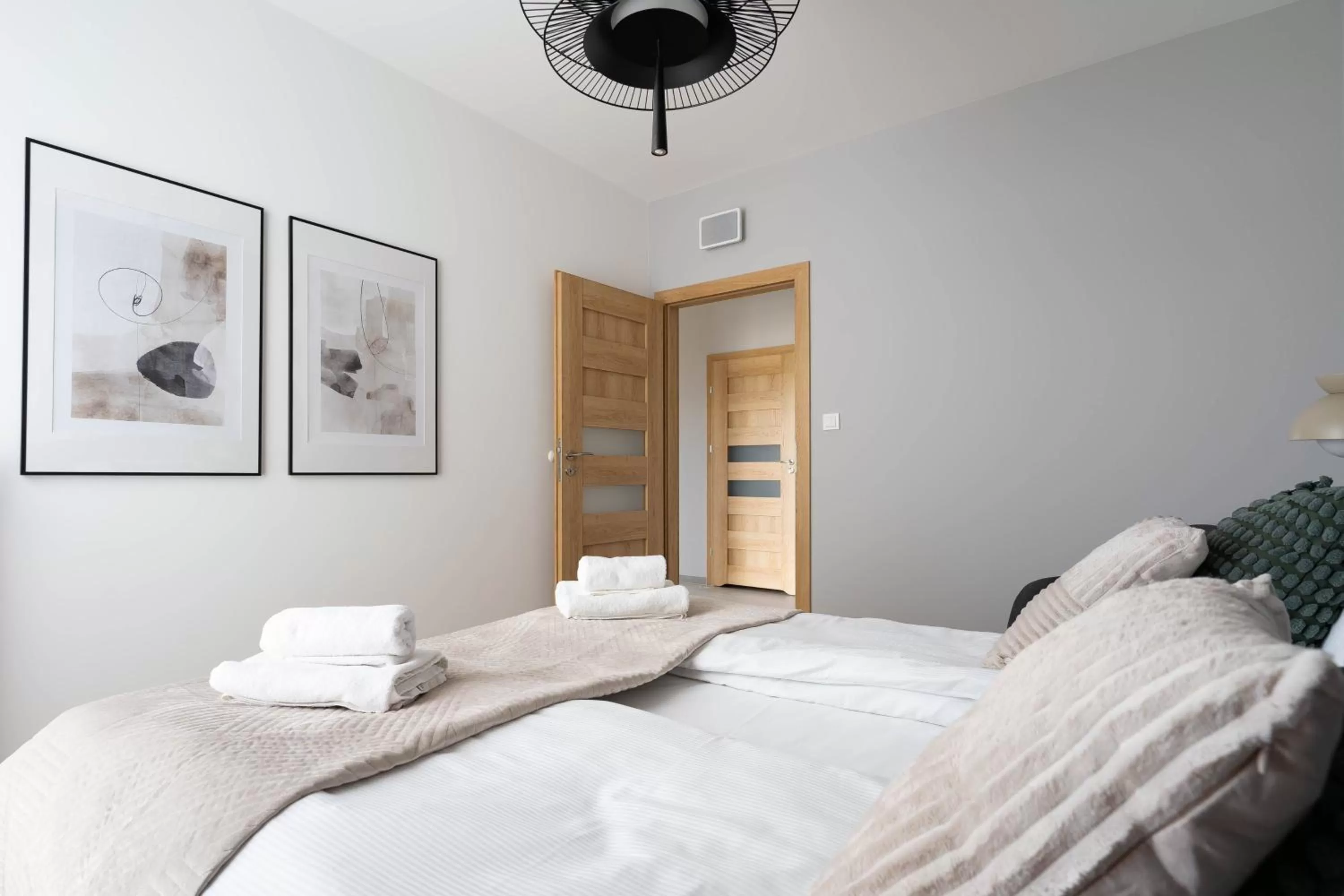 Bed in Symphony Modern Tower Apartamenty