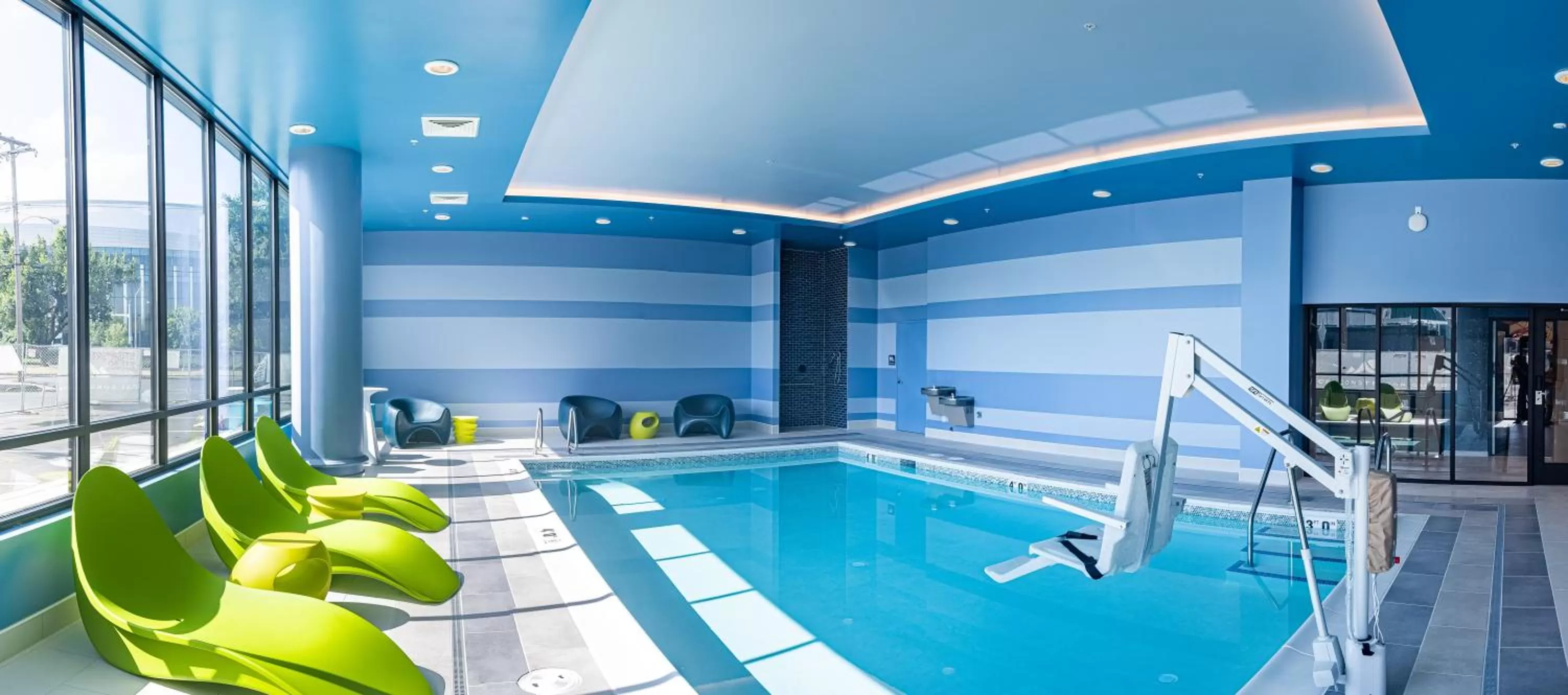 Swimming pool in Hayward Inn