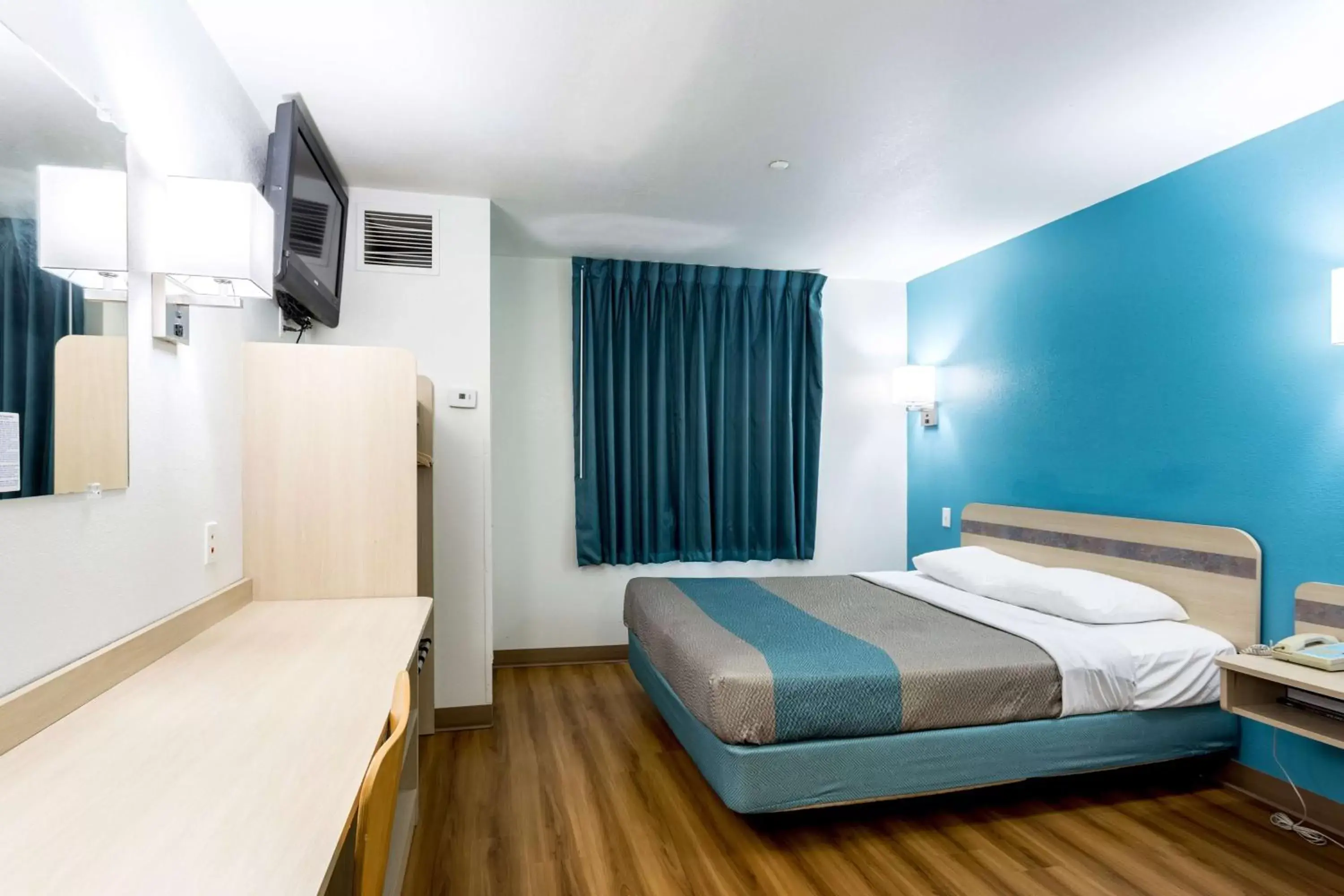 Queen Room - Smoking in Motel 6-Roswell, NM Queen Room - Smoking in Motel 6-Roswell, NM