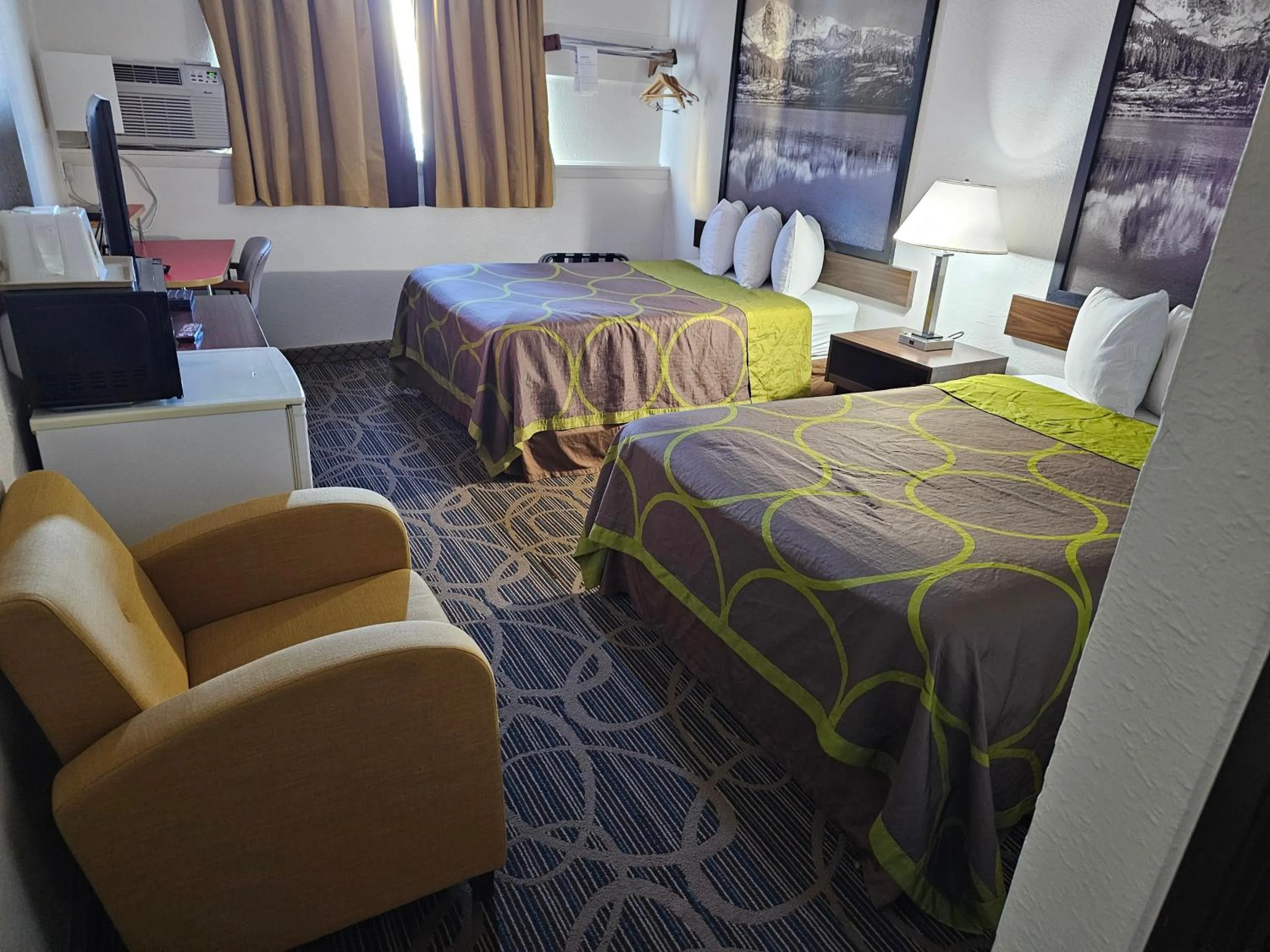 Photo of the whole room, Bed in Super 8 by Wyndham Craig