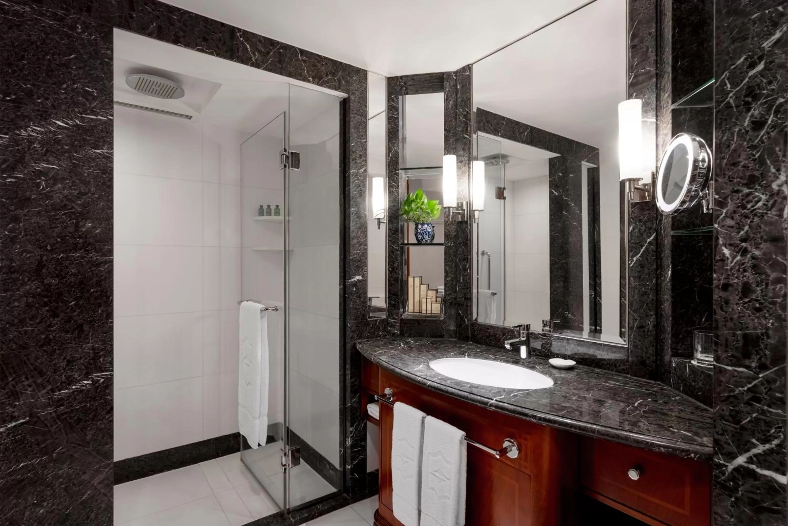 Toilet in Kowloon Shangri-La, Hong Kong