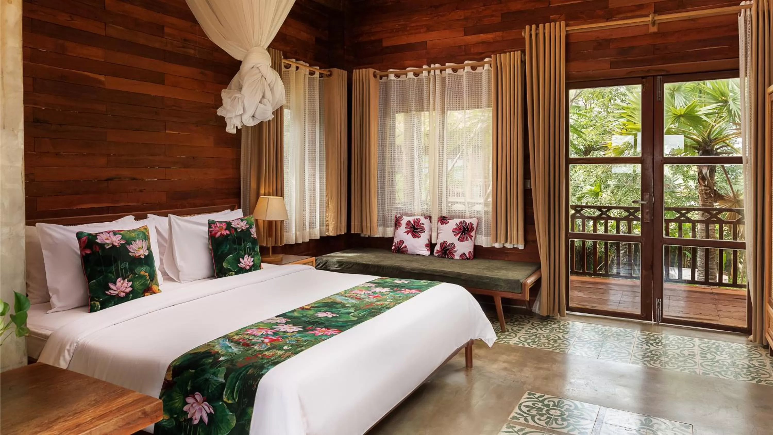 Bed in Dontrei Villa Angkor