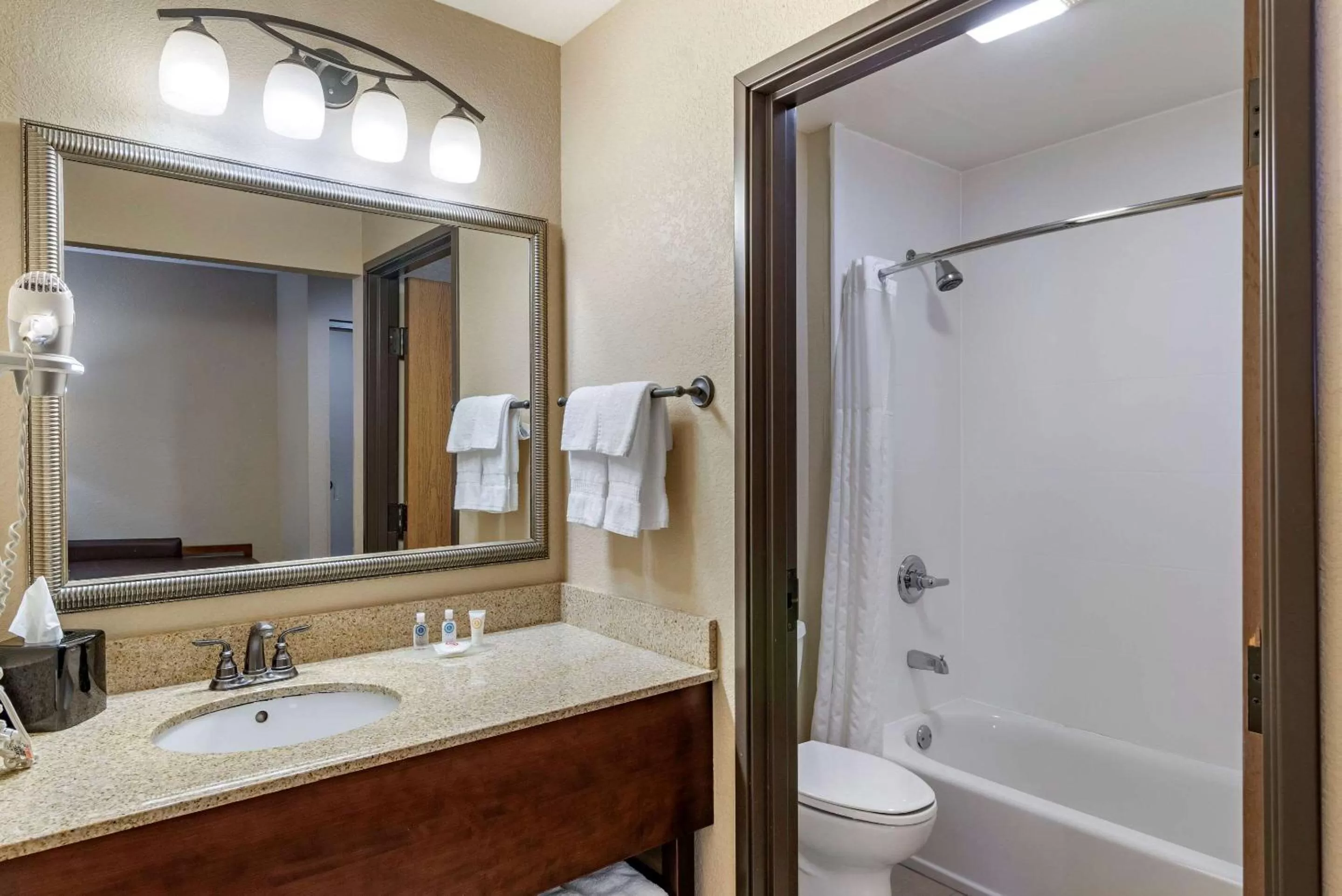 Photo of the whole room in Comfort Inn & Suites Blue Ridge