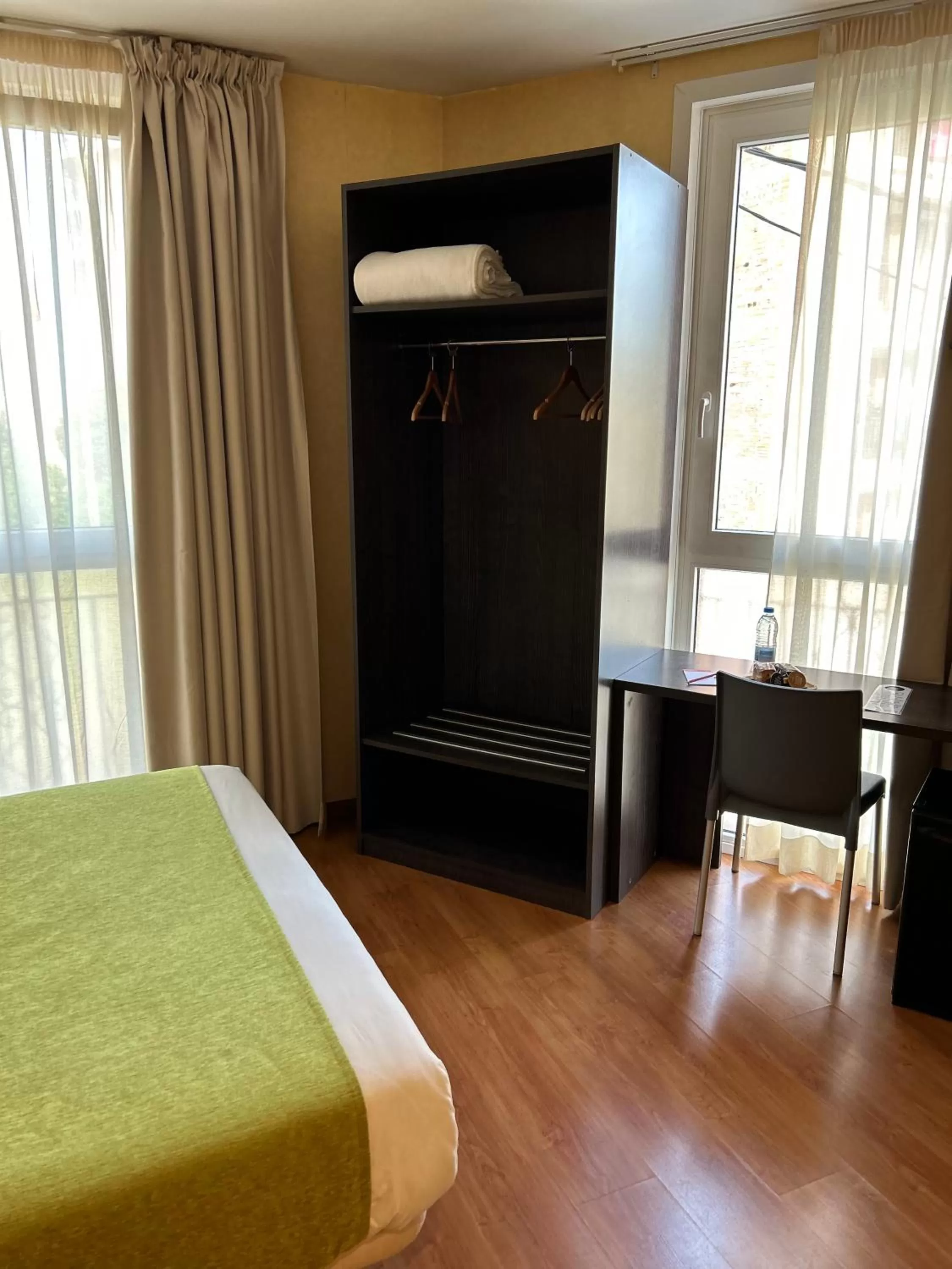 wardrobe, Bed in Hotel 1948 Manresa