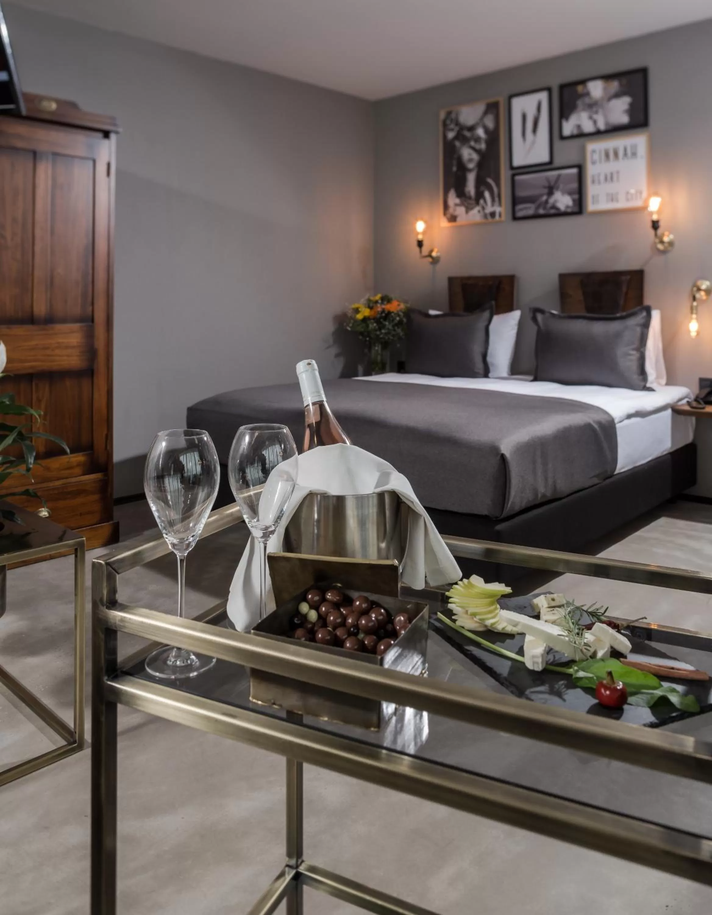 Photo of the whole room in Hotel Cinnah