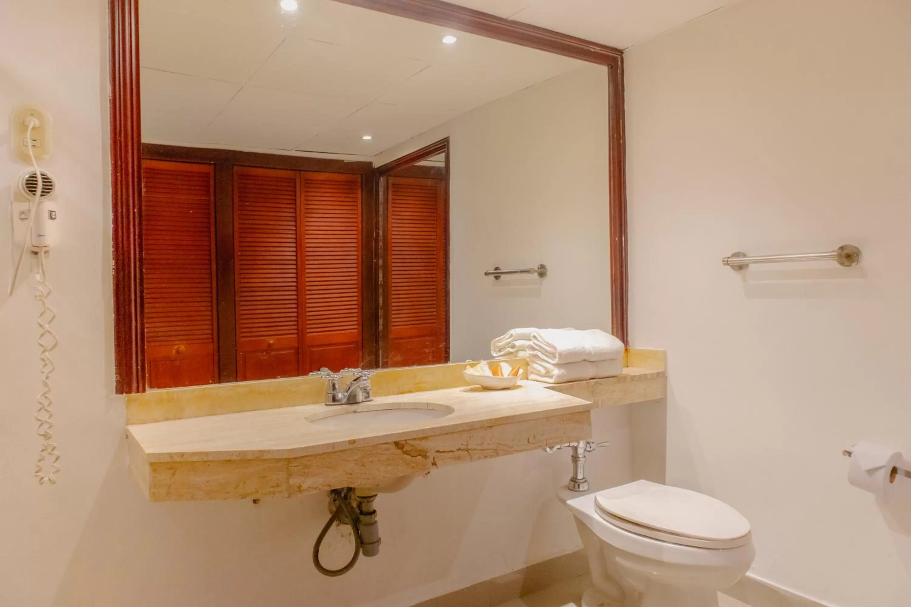 Bathroom in Hotel Faranda Express Puerta Del Sol Barranquilla, A Member of Radisson Individuals