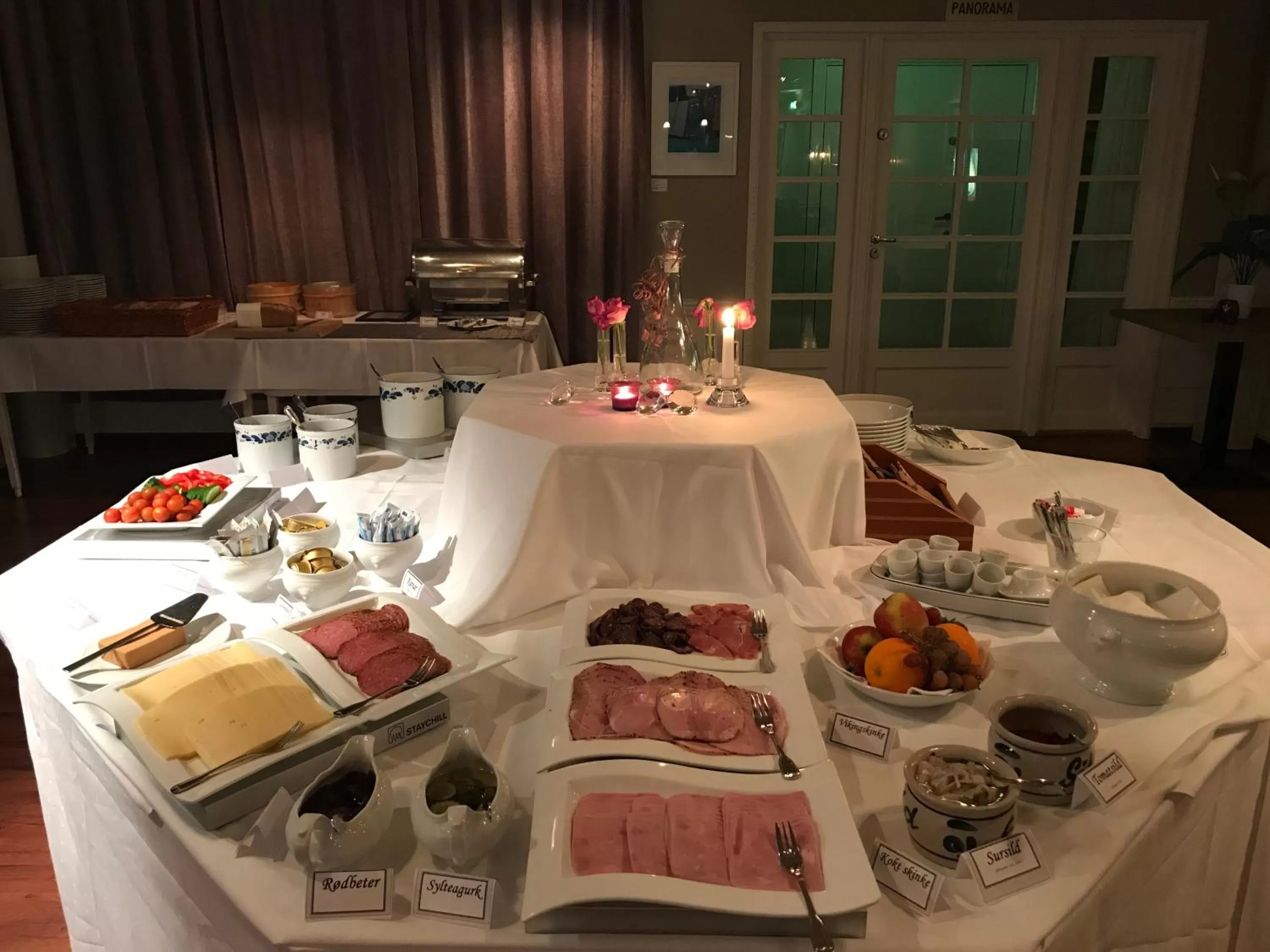 Buffet breakfast in Øren Hotel