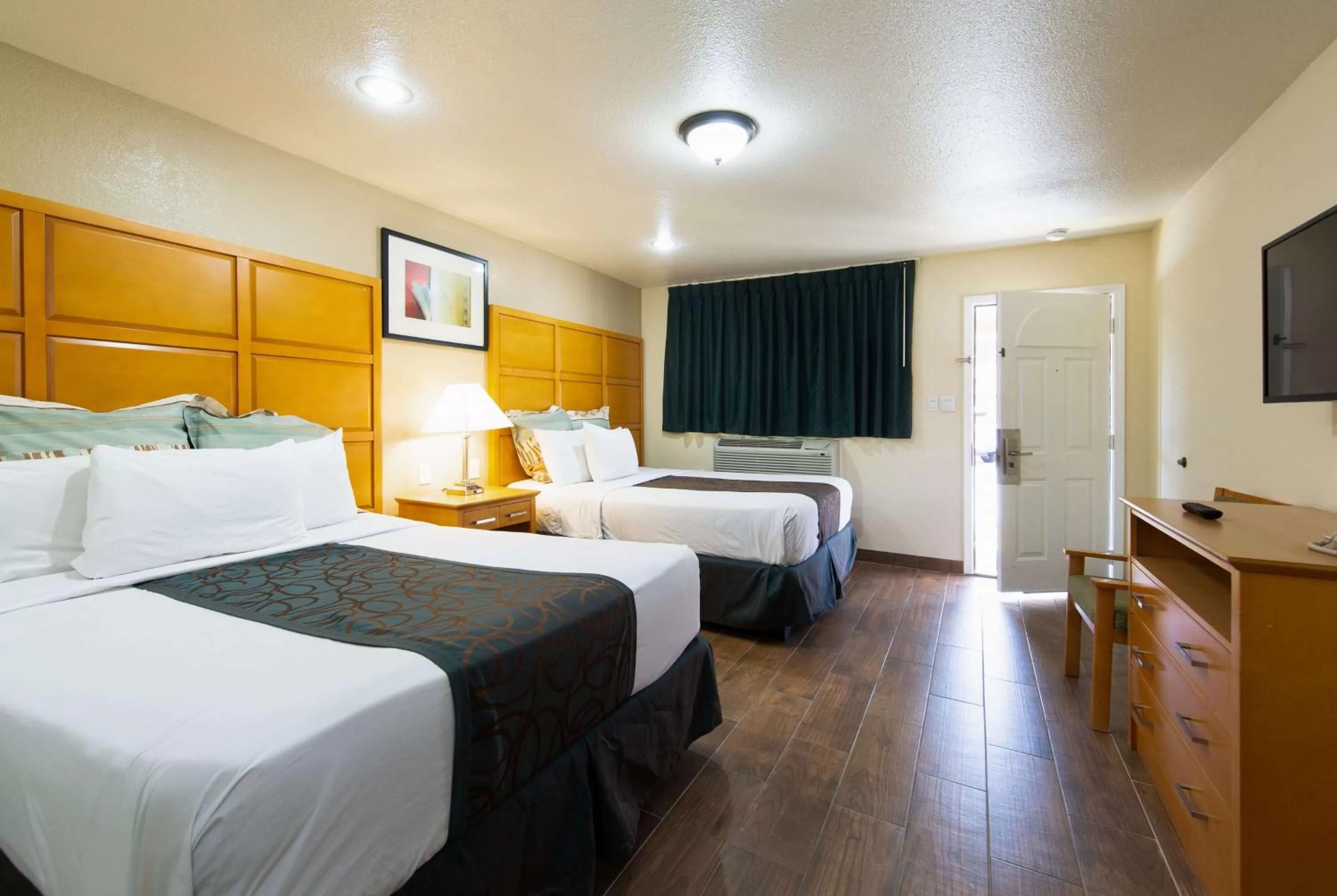 Photo of the whole room, Bed in Travel Lodge by Wyndham Merced Yosemite