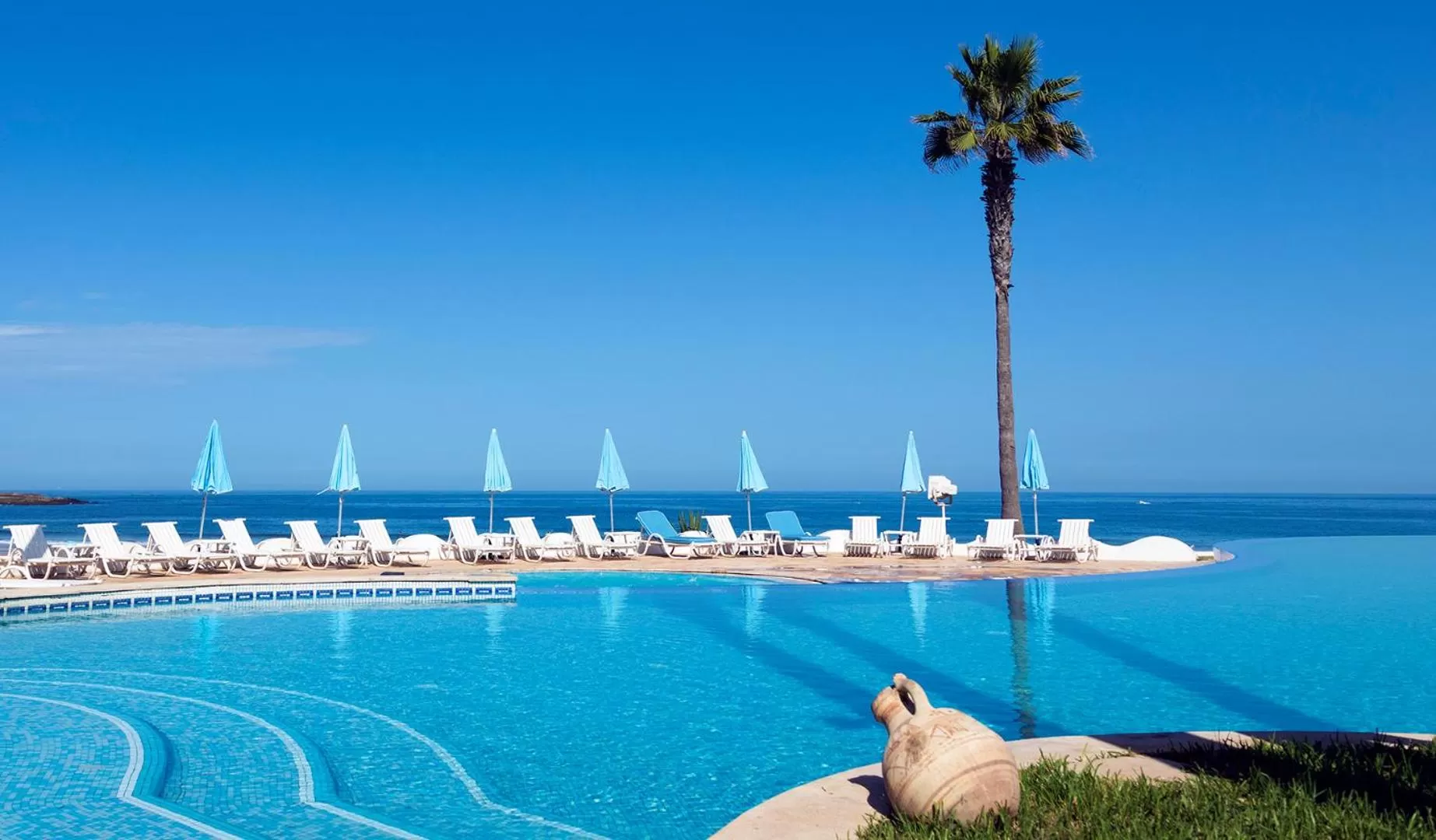 Swimming pool in L' Amphitrite Palace Beach Resort & Spa