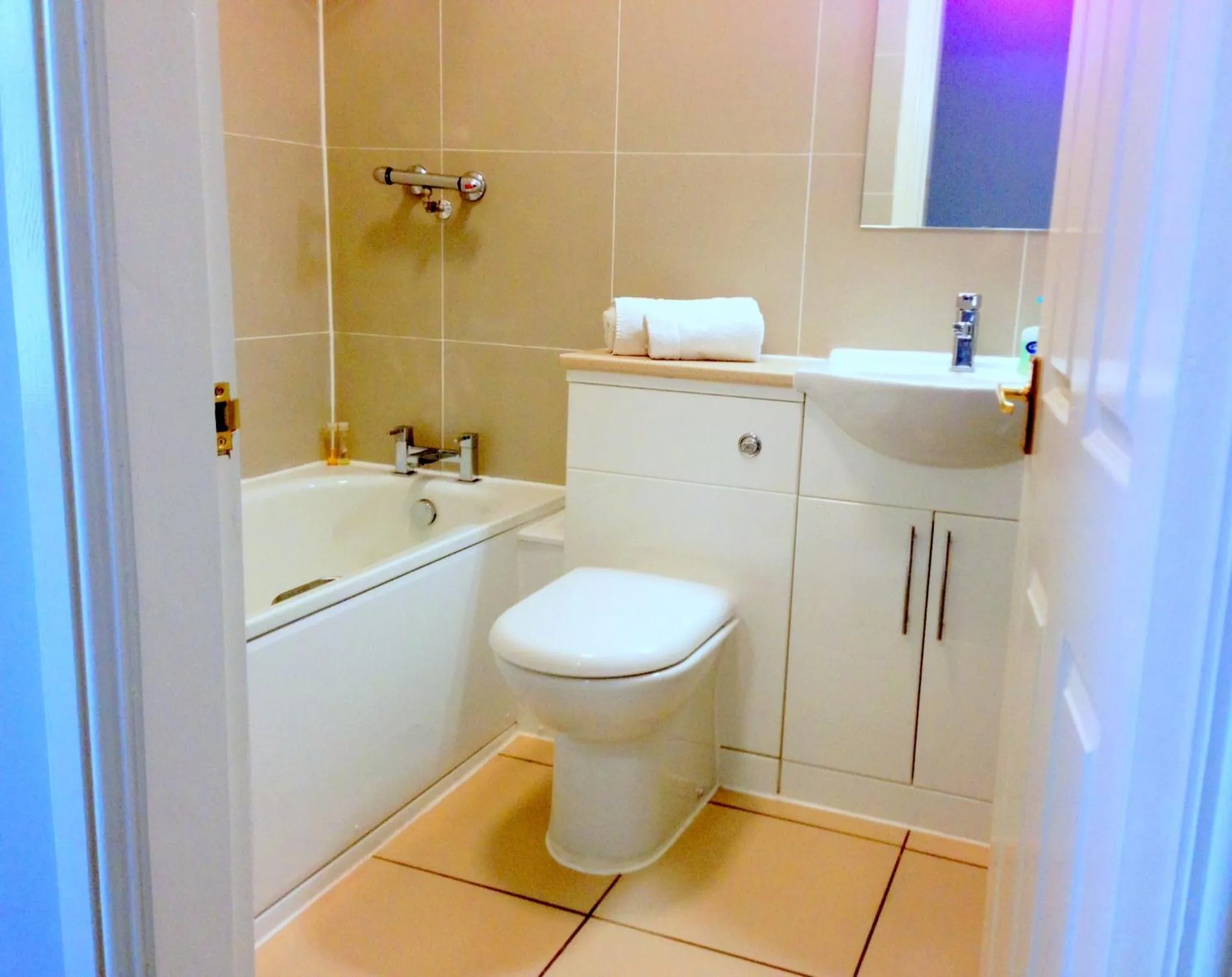 Bathroom in Ely House Hotel