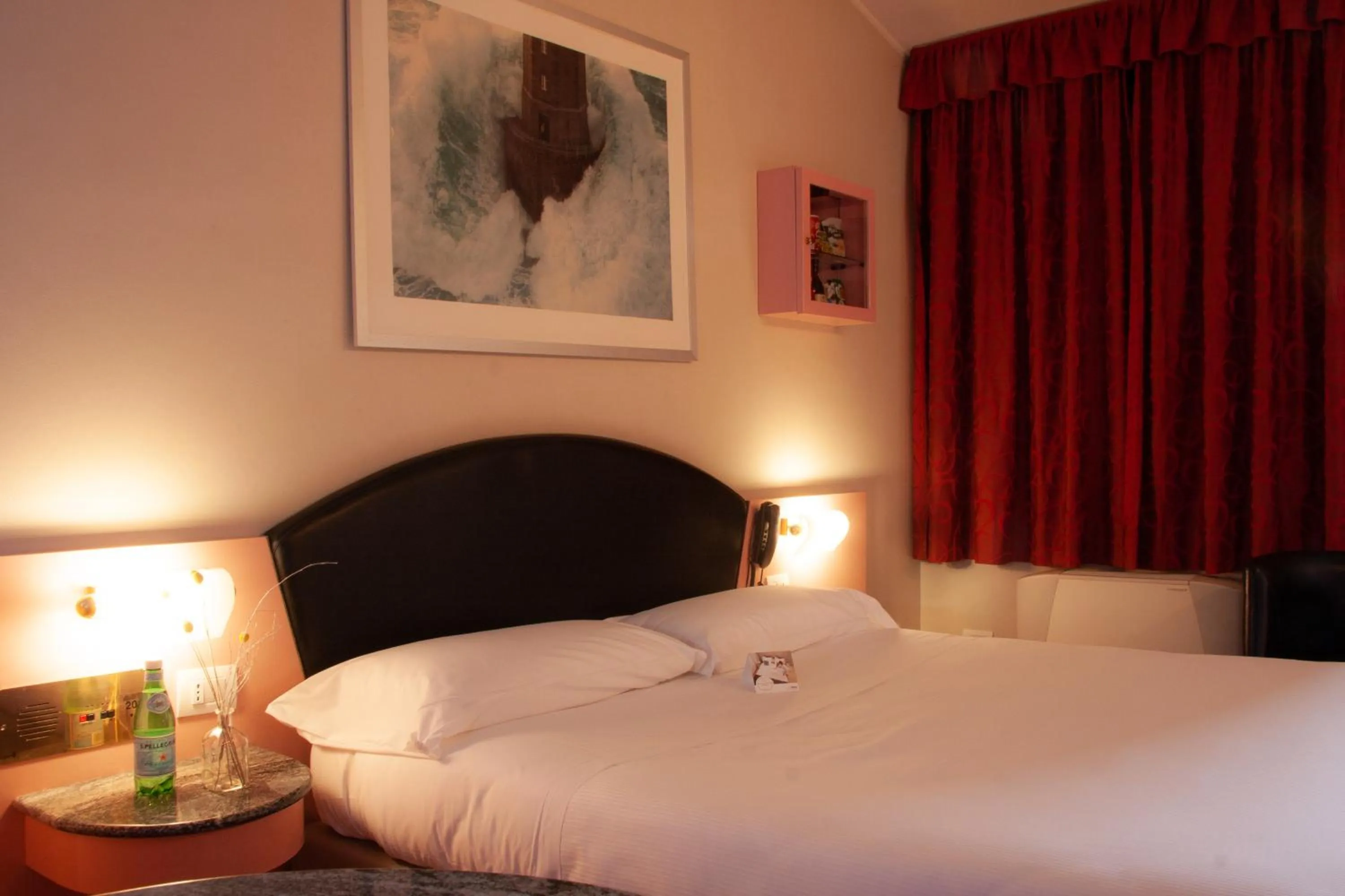 Bed in Hotel Motel 2000