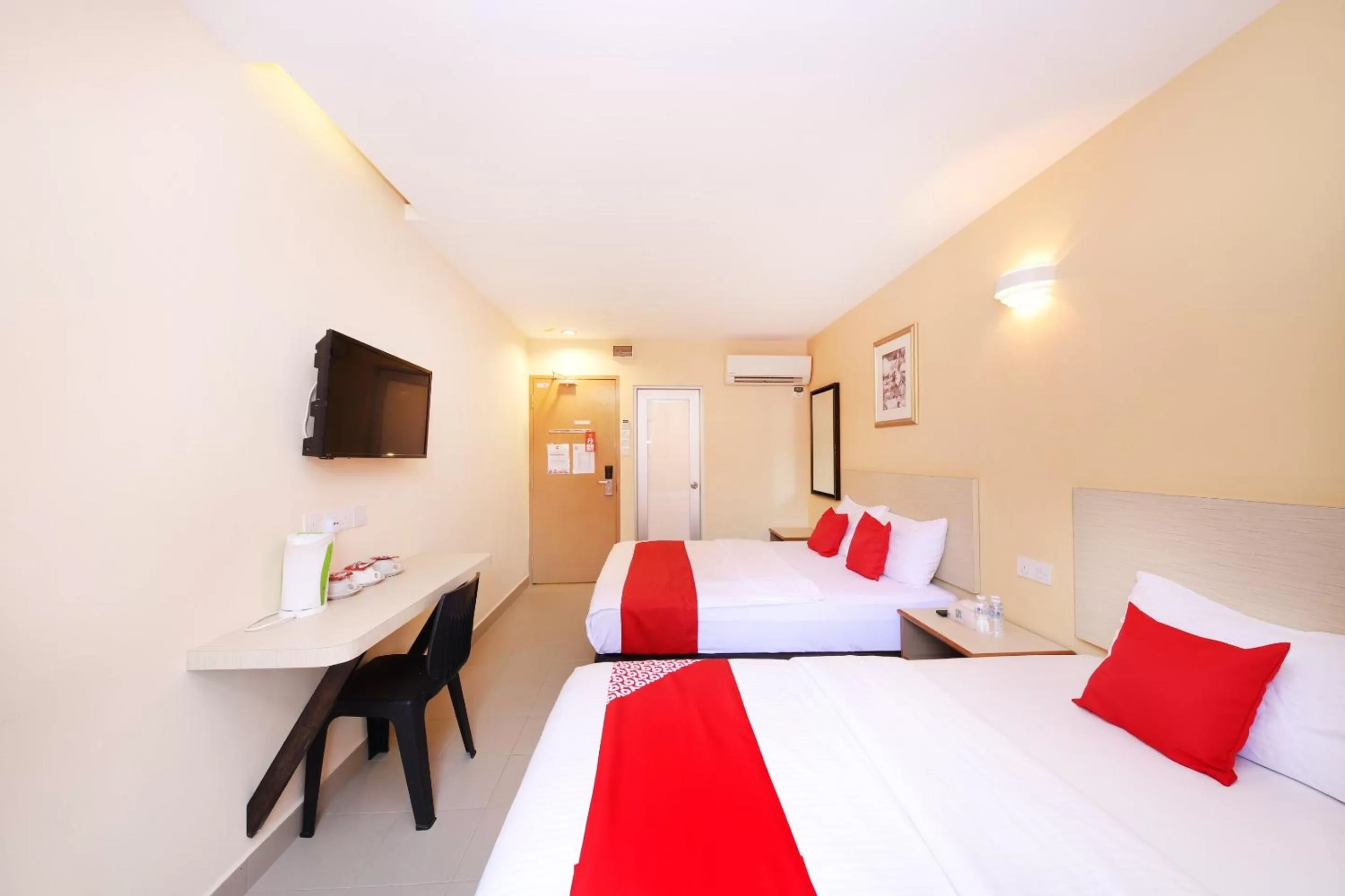 Bed in Super OYO 635 Seven Days Hotel