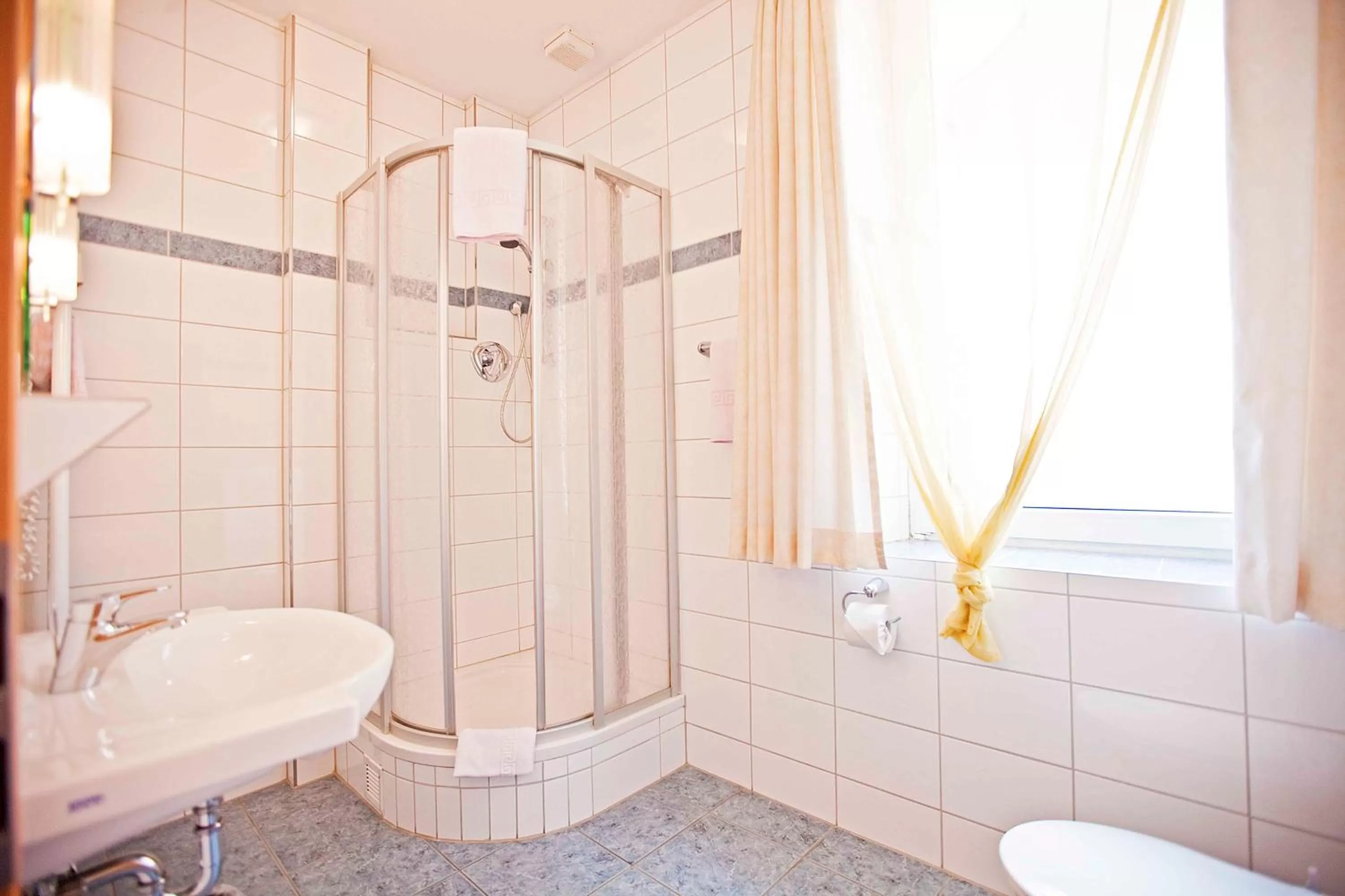 Shower in Hotel Post