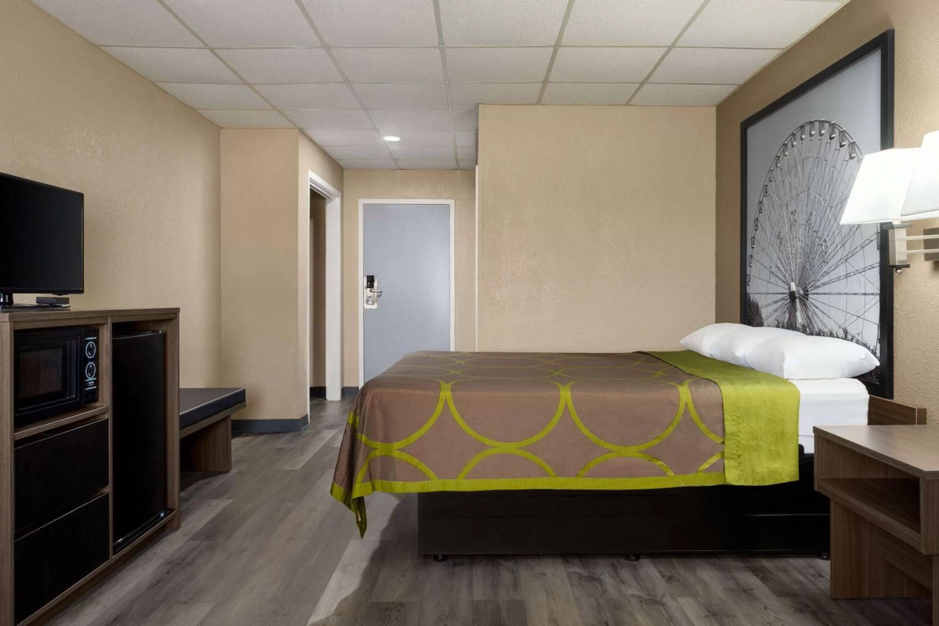 Photo of the whole room, Bed in Super 8 by Wyndham Gainesville TX