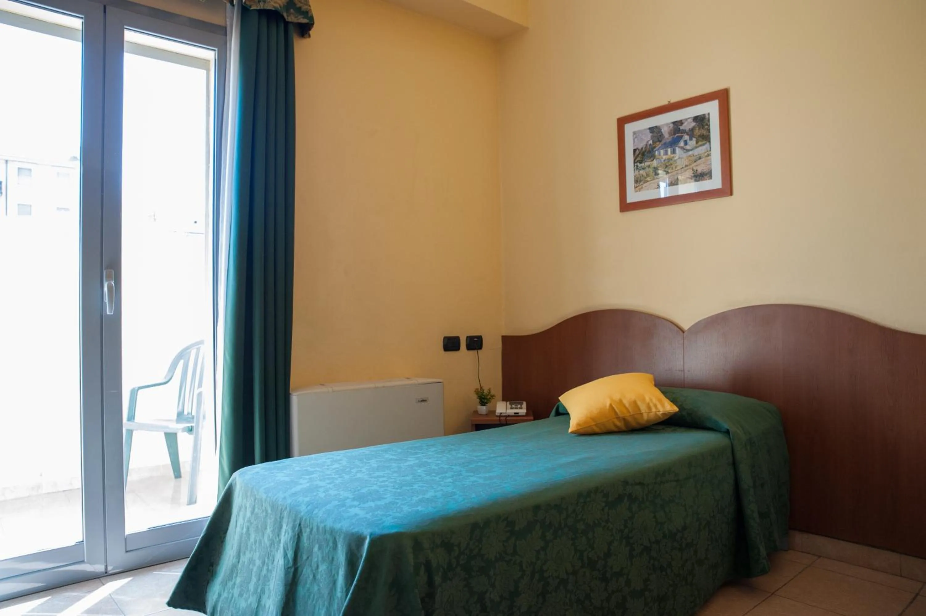 Single Room in The Best Hotel