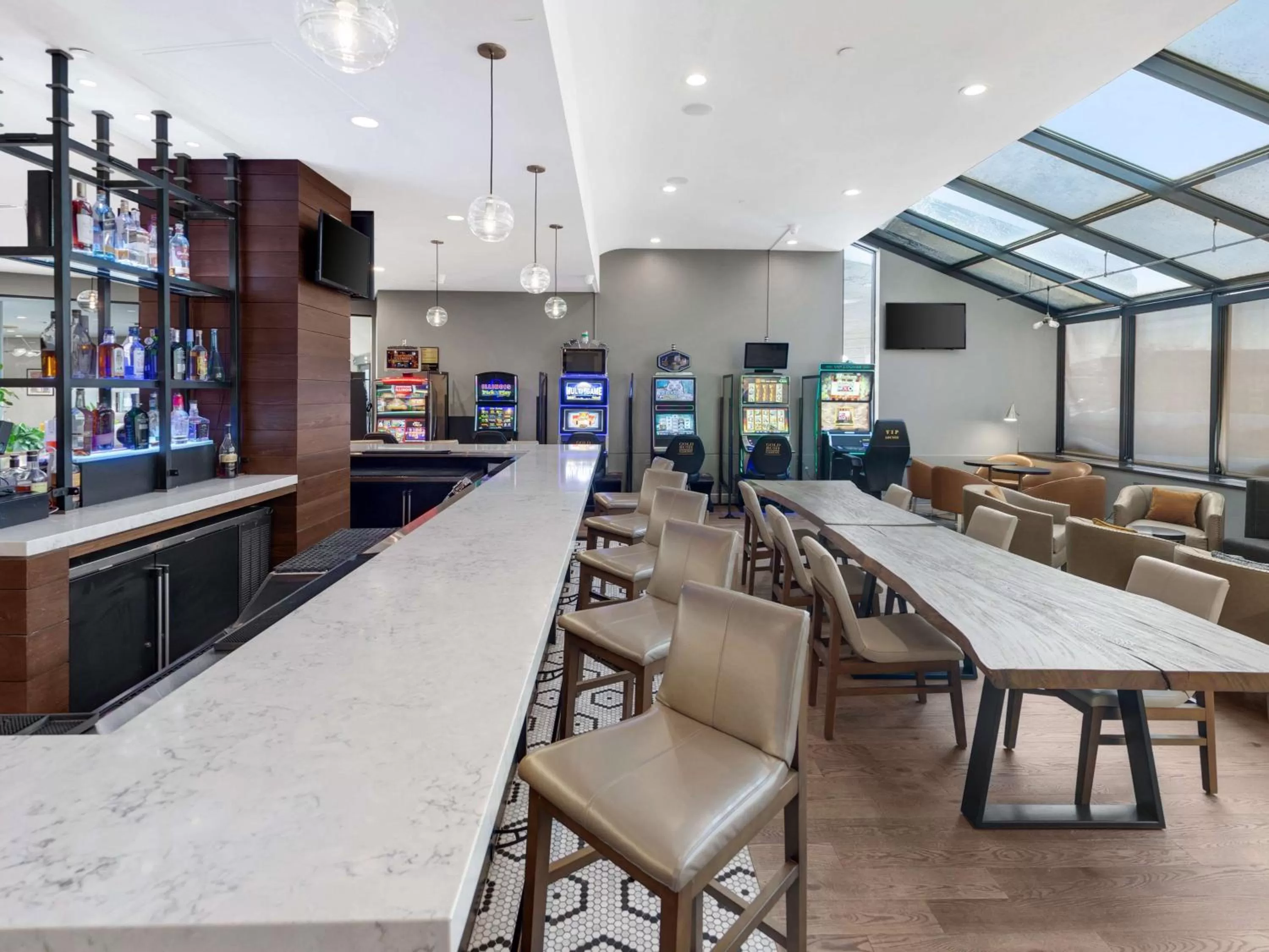 Lounge or bar in Hilton Chicago/Oak Lawn