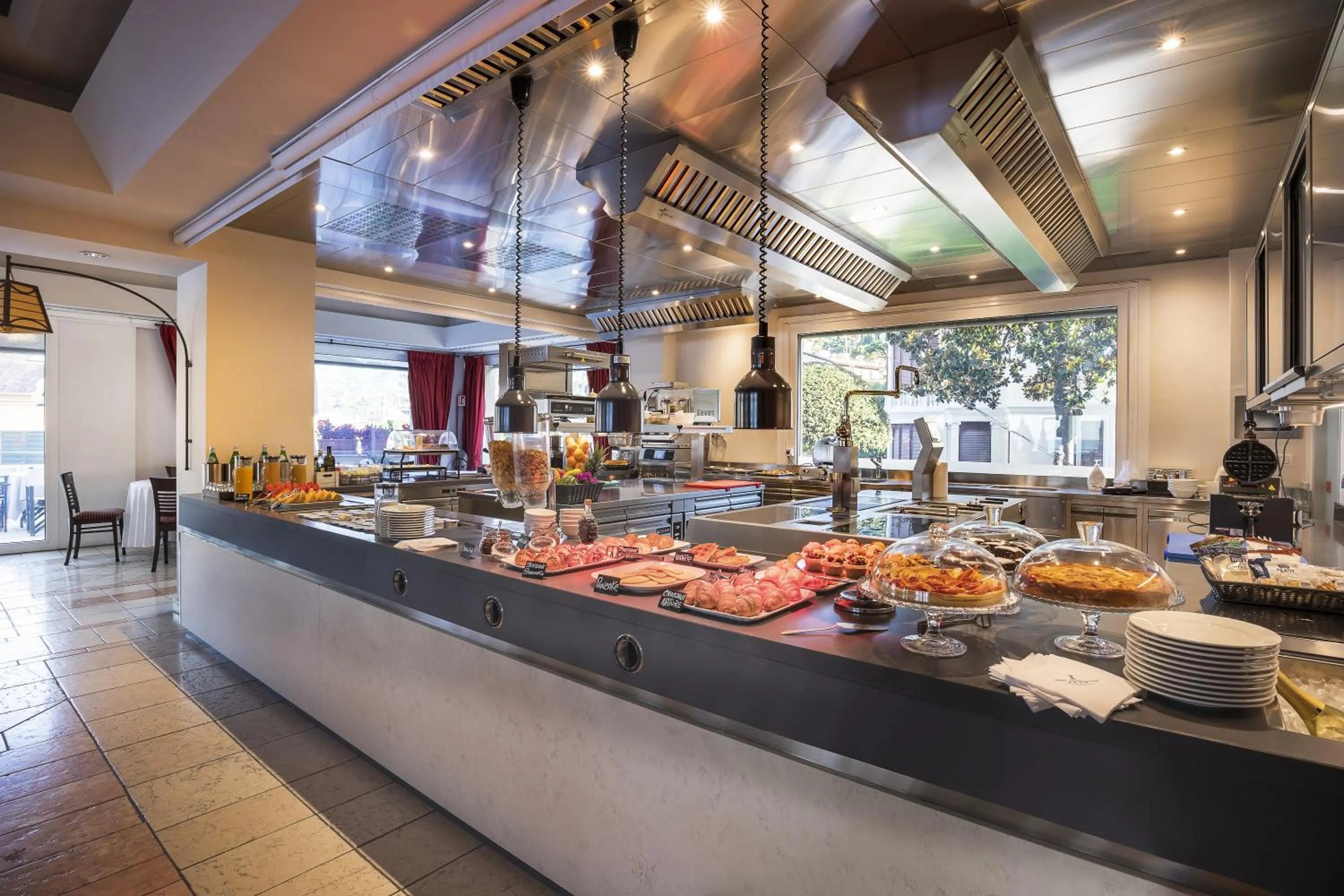 Restaurant/places to eat in Hotel Continental