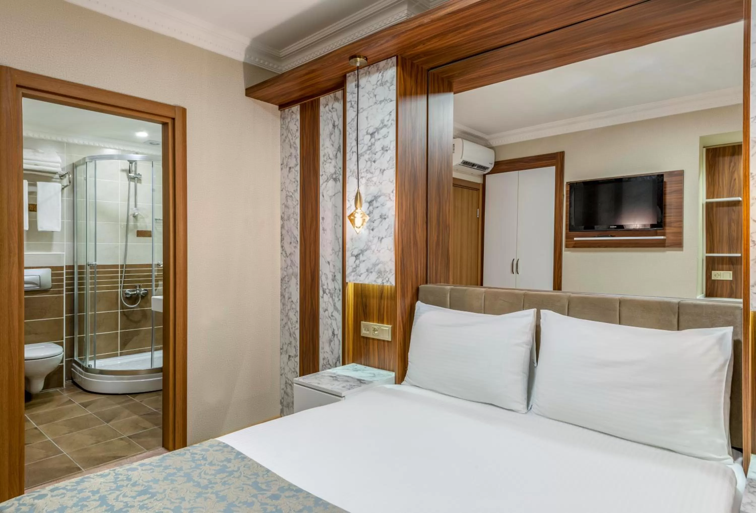 Bathroom, Bed in Kupeli Hotel