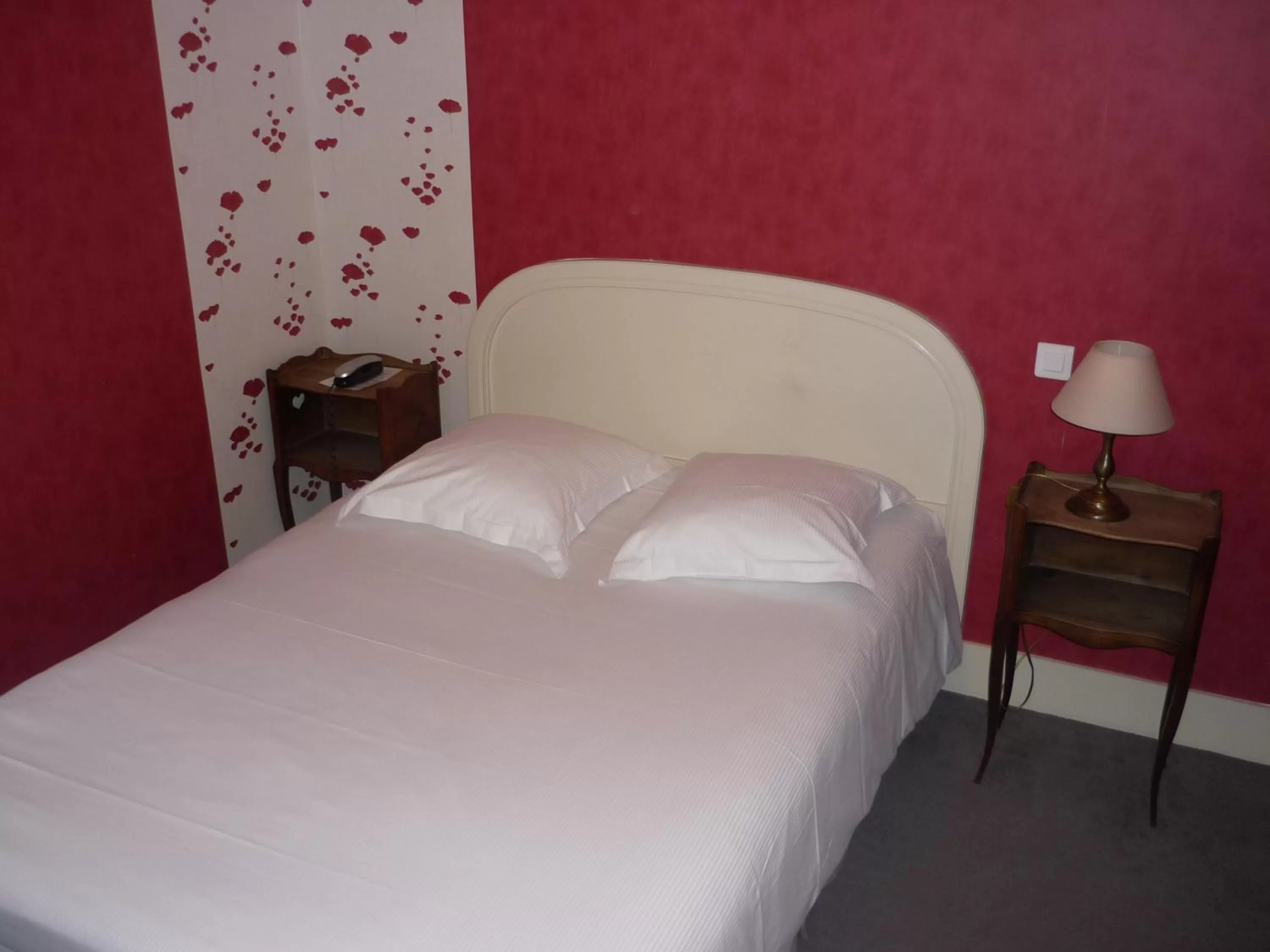 Photo of the whole room, Bed in The Originals Boutique, Hôtel Terminus, Bourg-en-Bresse Gare