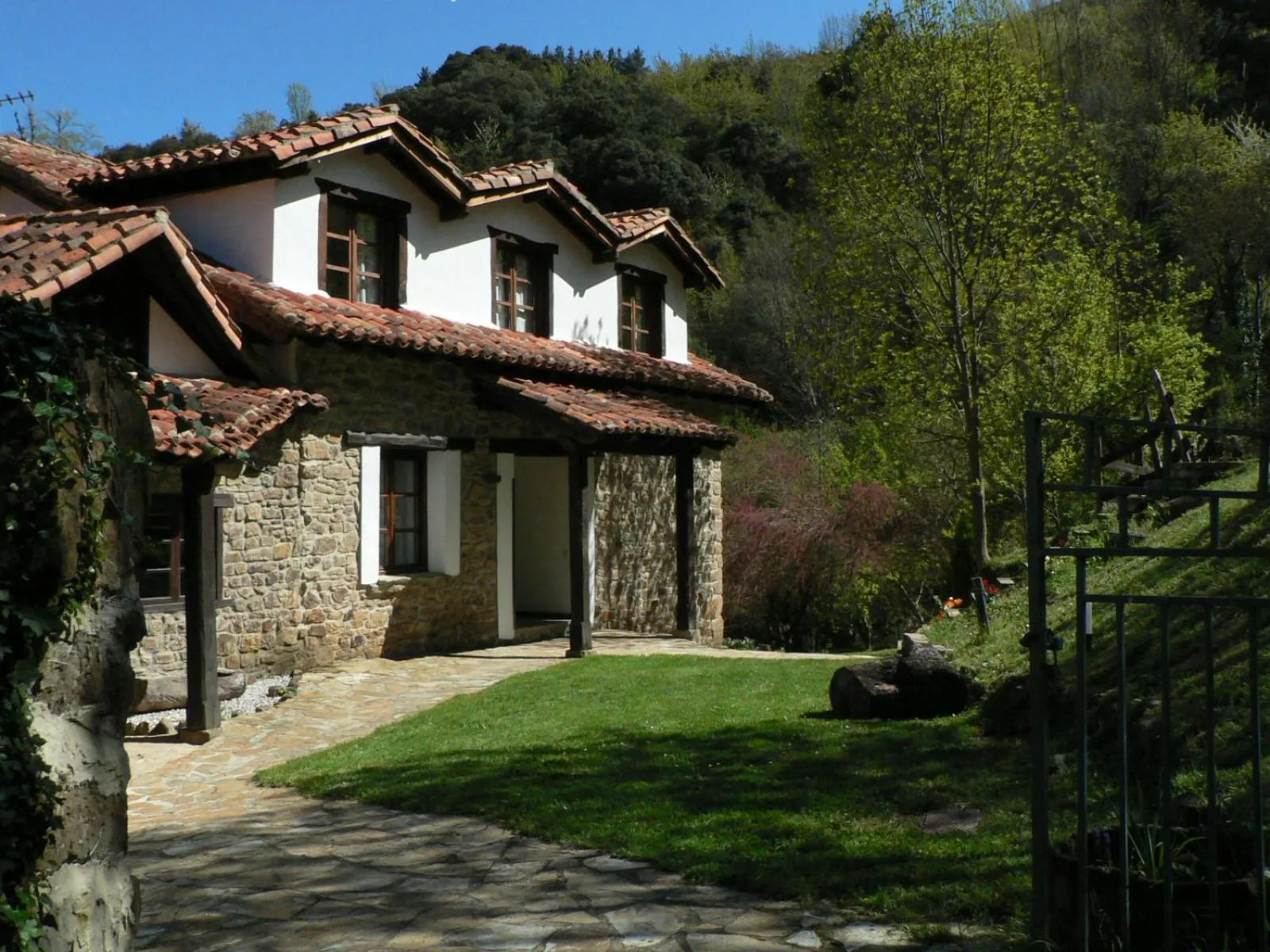 Property building in Viviendas Rurales El Covaju