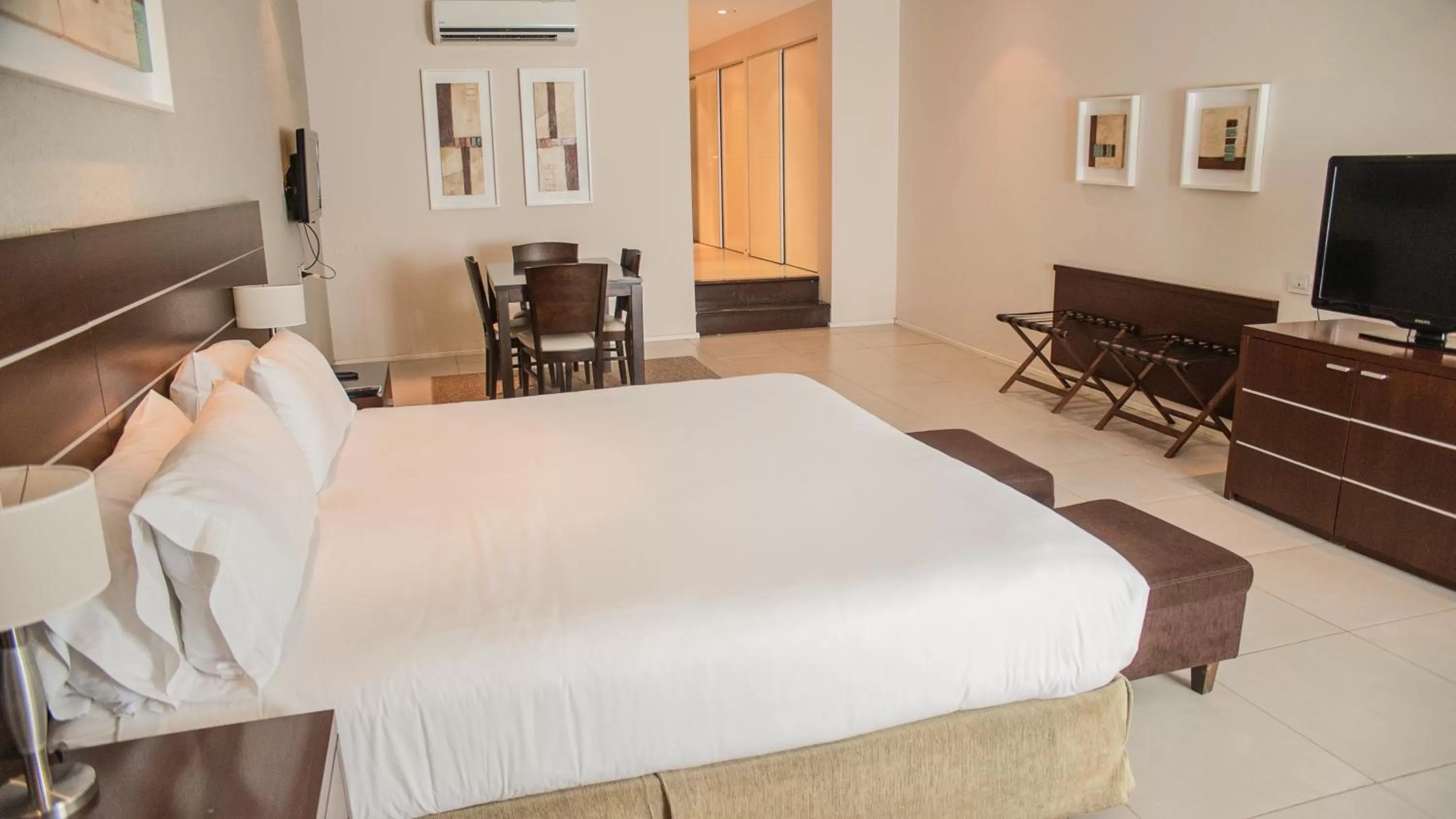 Photo of the whole room in Orfeo Suites Cordoba