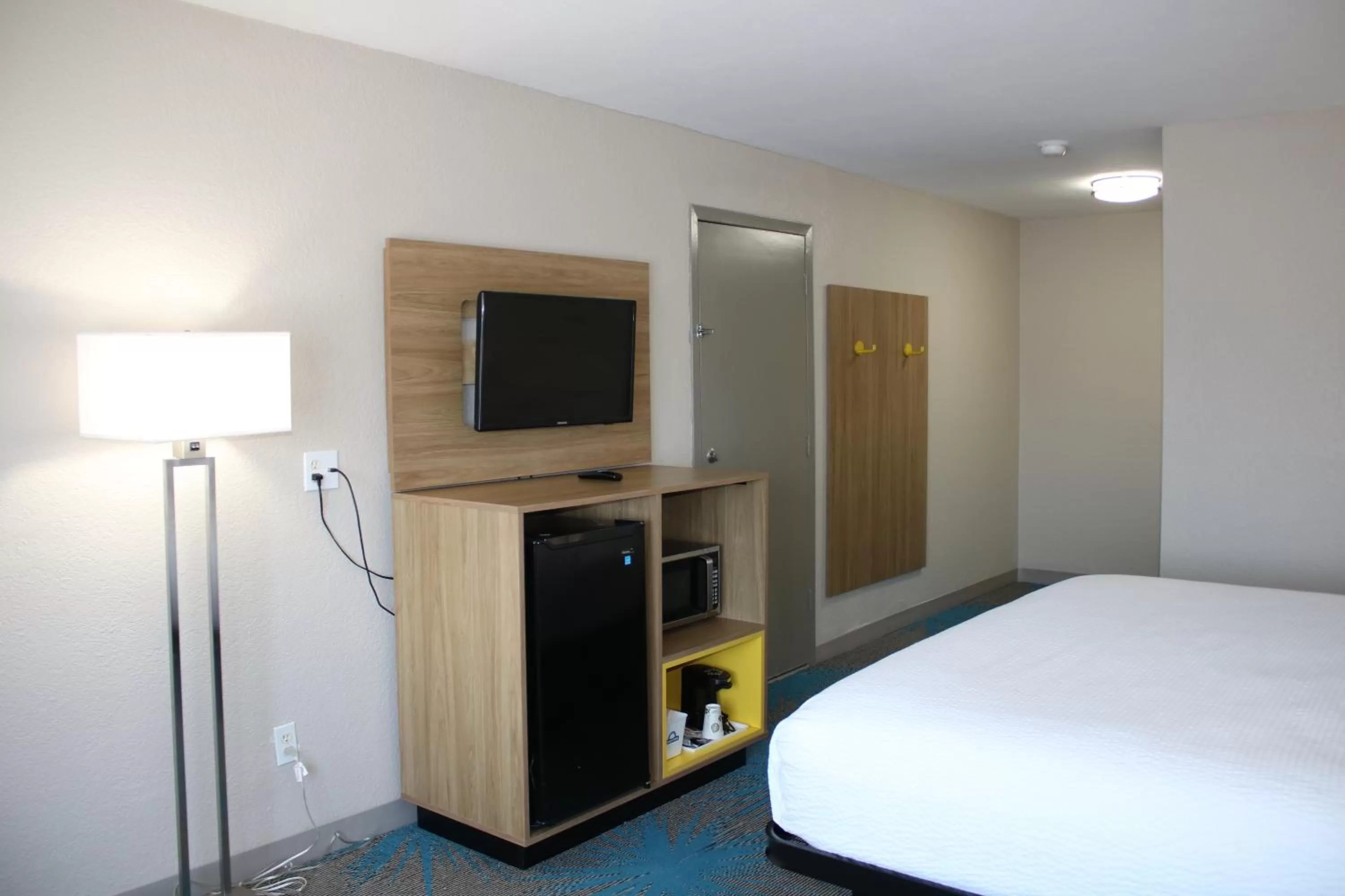 Bedroom, Bed in Days Inn by Wyndham Waco University Area